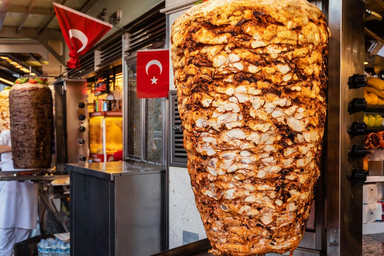Gegrilltes Hühnerfleisch auf einem vertikalen Drehspieß, der in traditionellem türkischem Street Food verwendet wird Döner Kebab (Shawarma oder Gyros in anderen Kulturen). (Symbolfoto)
