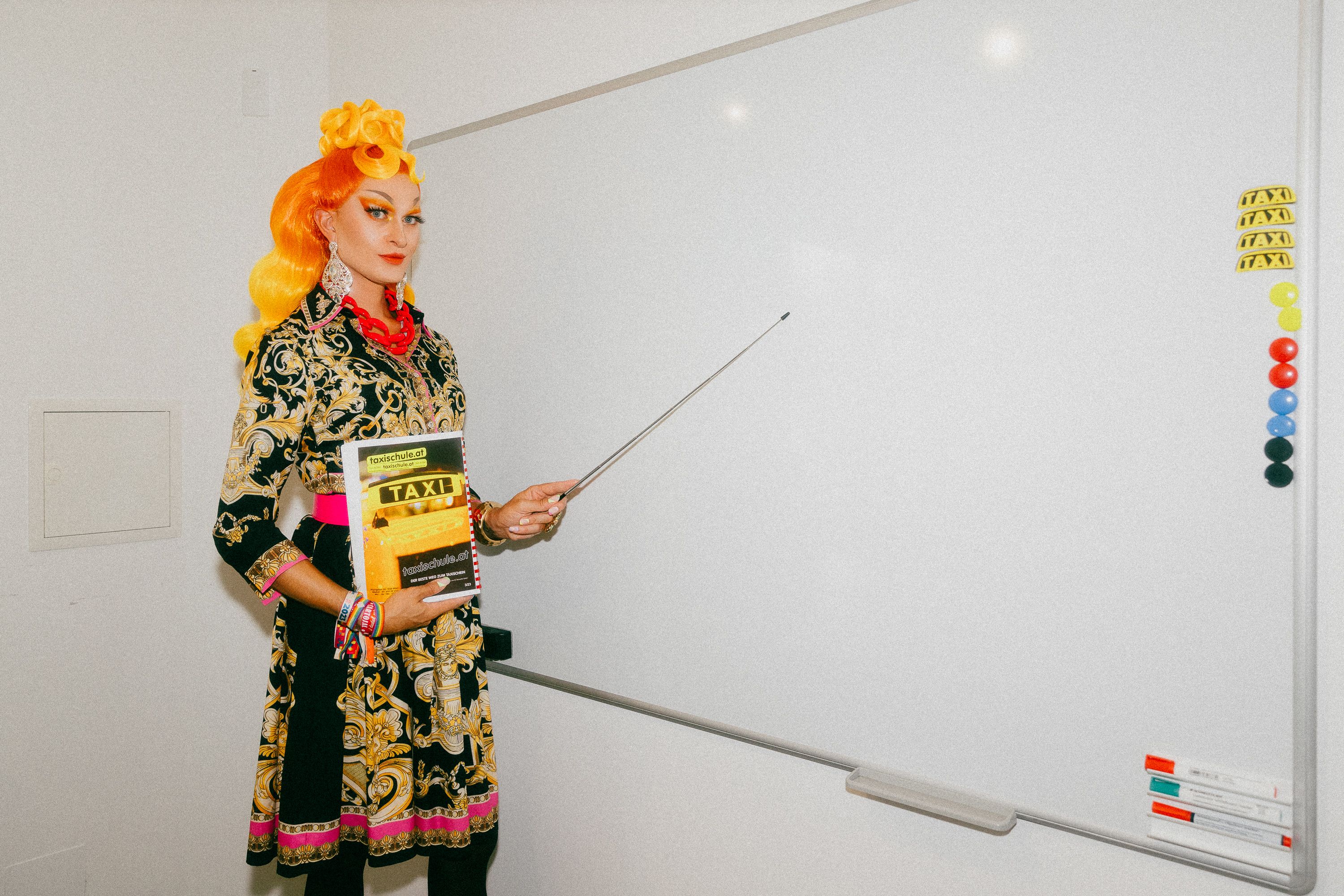 Die Dragqueen erweitert die Schulungsunterlagen für angehende Taxilenker zum Thema Diversität.