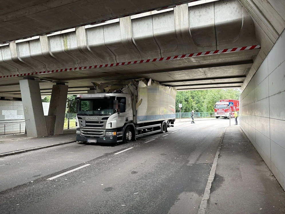 Crash in Unterführung: Der Lkw musste geborgen werden
