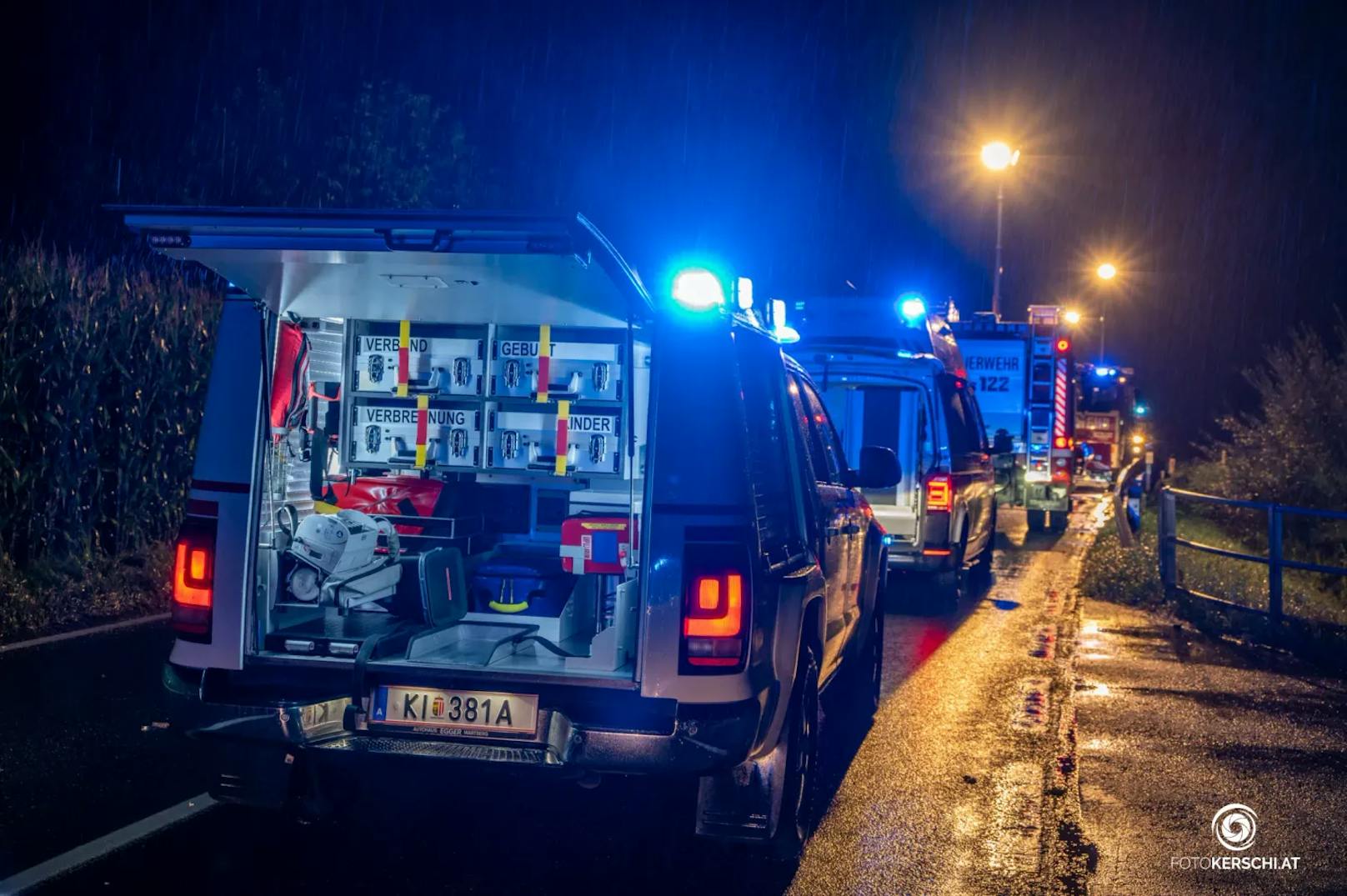 Am späten Dienstagabend haben Einsatzkräfte eine Lenkerin nach einem Unfall an der Gemeindegrenze zwischen Nußbach und Schlierbach (Bezirk Kirchdorf an der Krems) aus einem überschlagenen Auto befreit.