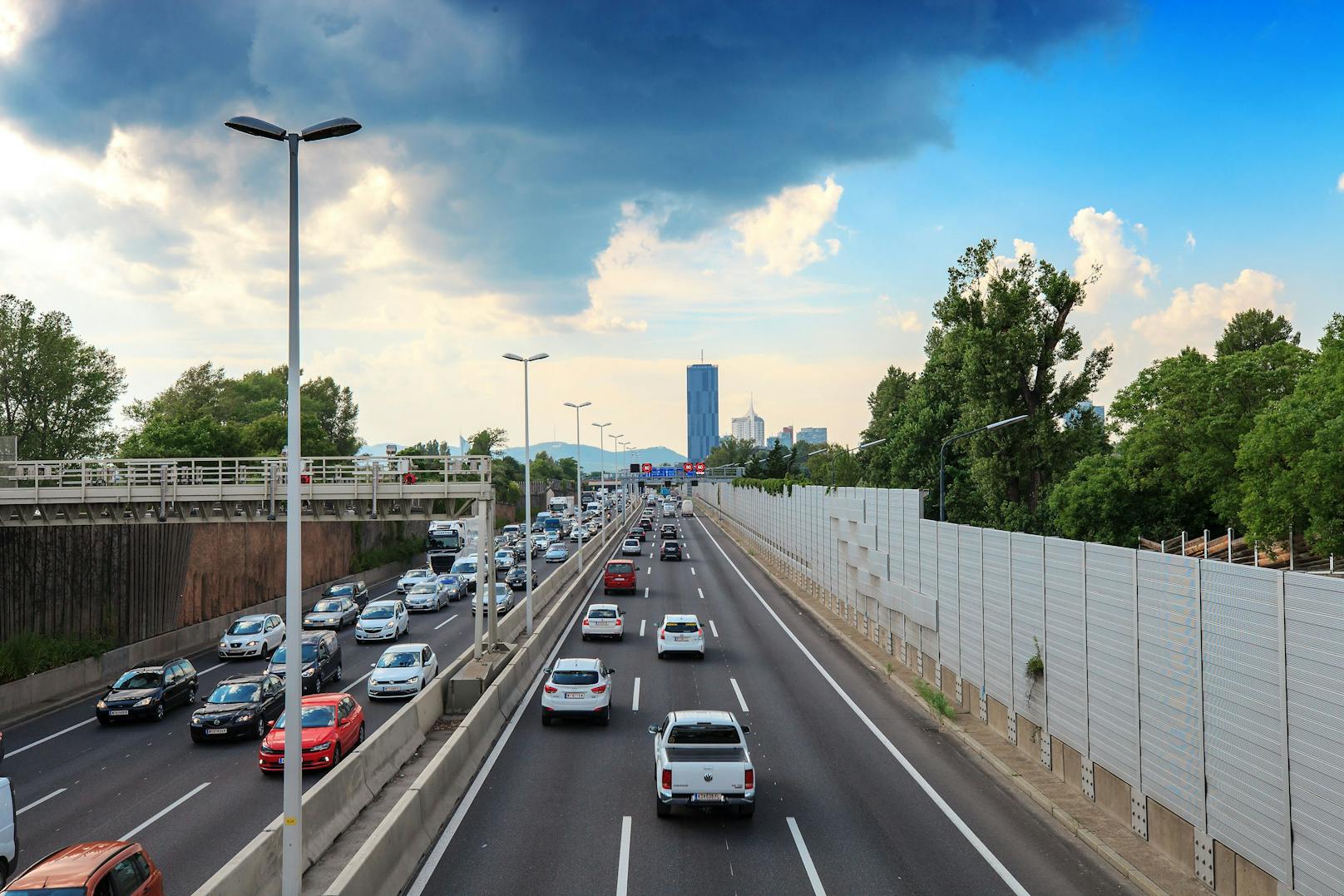 Gute Nachrichten für Autofahrer: Der Preis für die Vignette wird 2024 nicht erhöht. (Symbolbild)