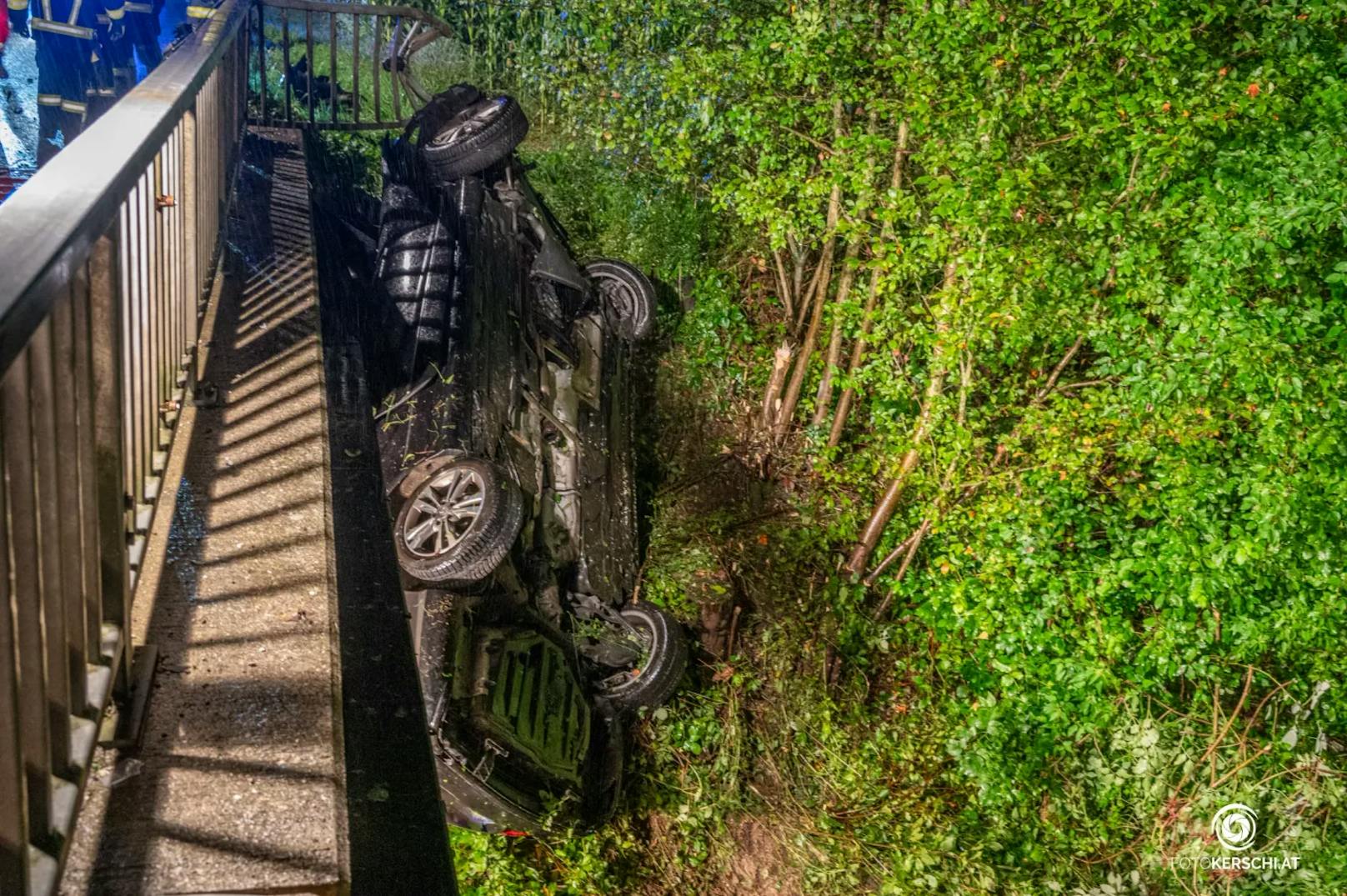 Am späten Dienstagabend haben Einsatzkräfte eine Lenkerin nach einem Unfall an der Gemeindegrenze zwischen Nußbach und Schlierbach (Bezirk Kirchdorf an der Krems) aus einem überschlagenen Auto befreit.