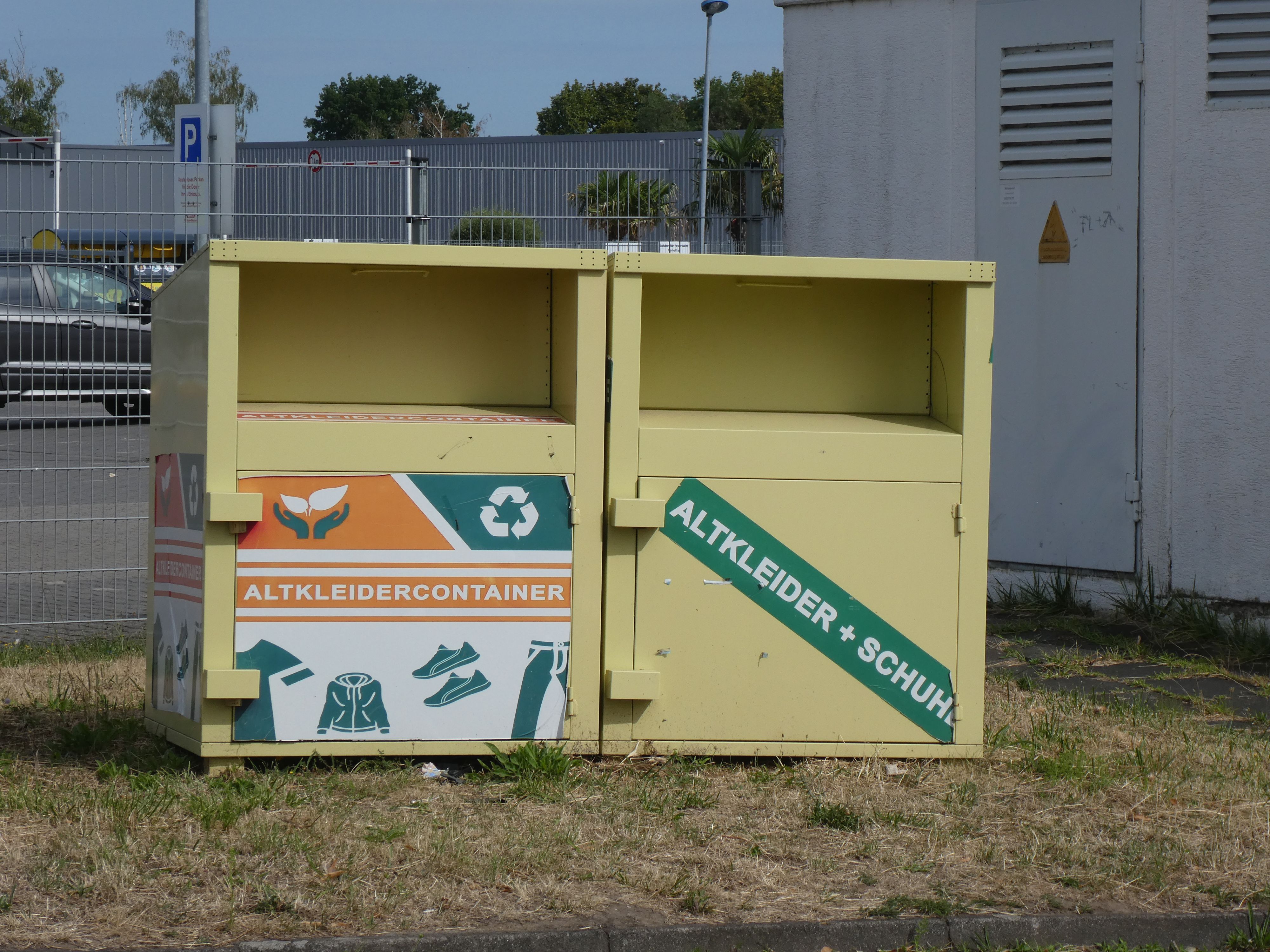 Laut Polizeiangaben versuchte ein Mann in einen Altkleidercontainer hineinzuklettern und blieb in der Öffnungsklappe stecken (Symbolbild). 