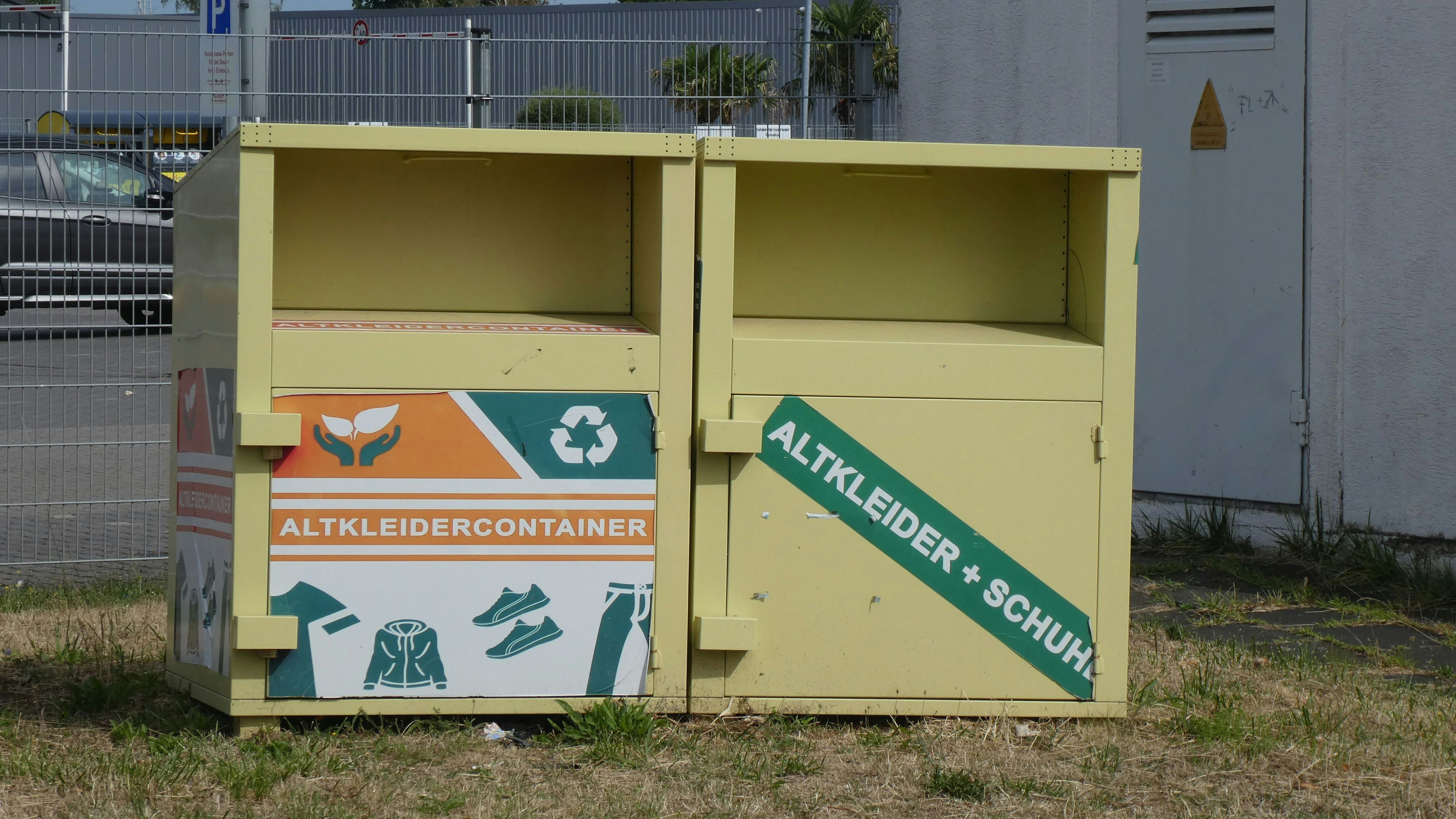 Laut Polizeiangaben versuchte ein Mann in einen Altkleidercontainer hineinzuklettern und blieb in der Öffnungsklappe stecken (Symbolbild). 