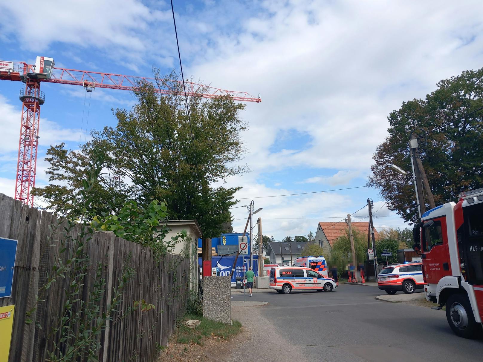 Zahlreiche Einsatzkräfte der Berufsrettung und der Berufsfeuerwehr waren vor Ort.