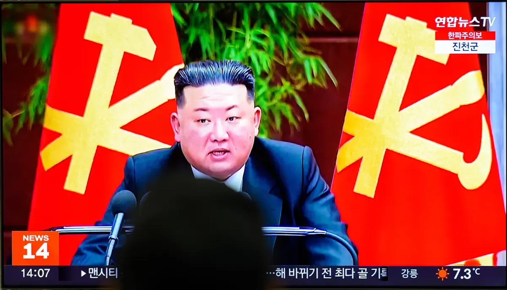 Die Gewässer rund um die koreanische Halbinsel seien "mit der Gefahr eines Nuklearkriegs" instabiler geworden, was auf Feindseligkeiten unter Federführung der USA zurückzuführen sei, sagte Kim.