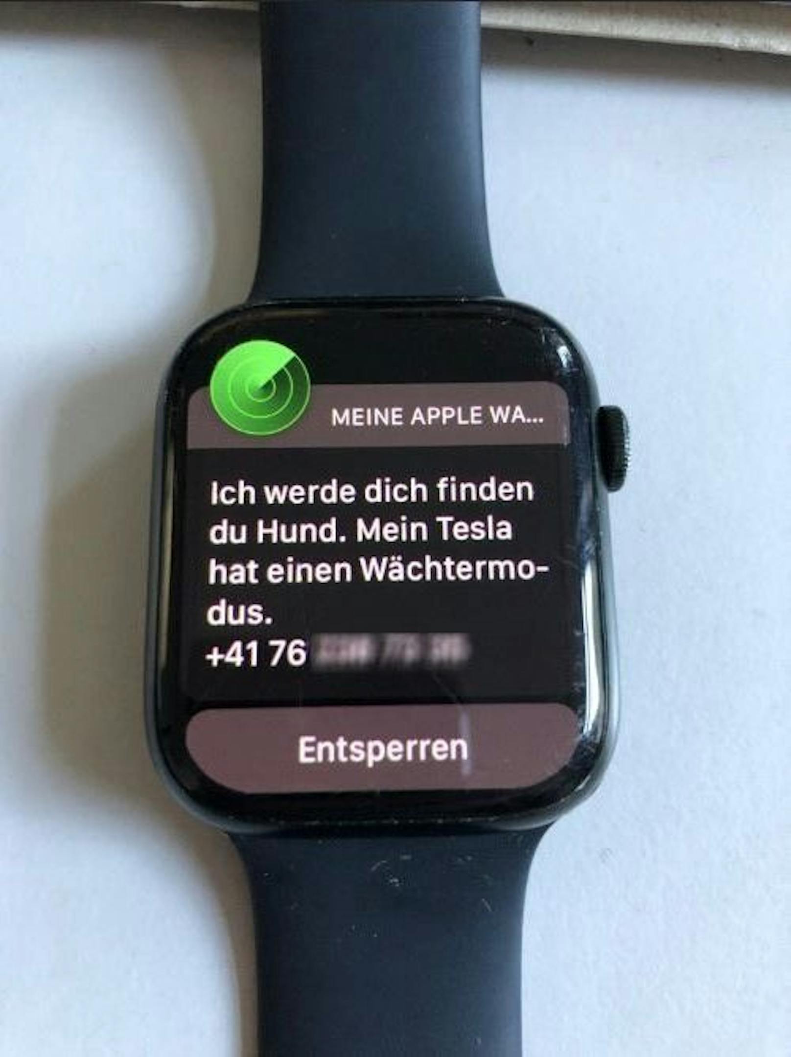 "Ich werde dich finden, du Hund." Das schrieb vermutlich der Bestohlene dem Dieb, der seine Apple Watch entwendete. Die Nachricht stammt von einer Schweizer Nummer. 