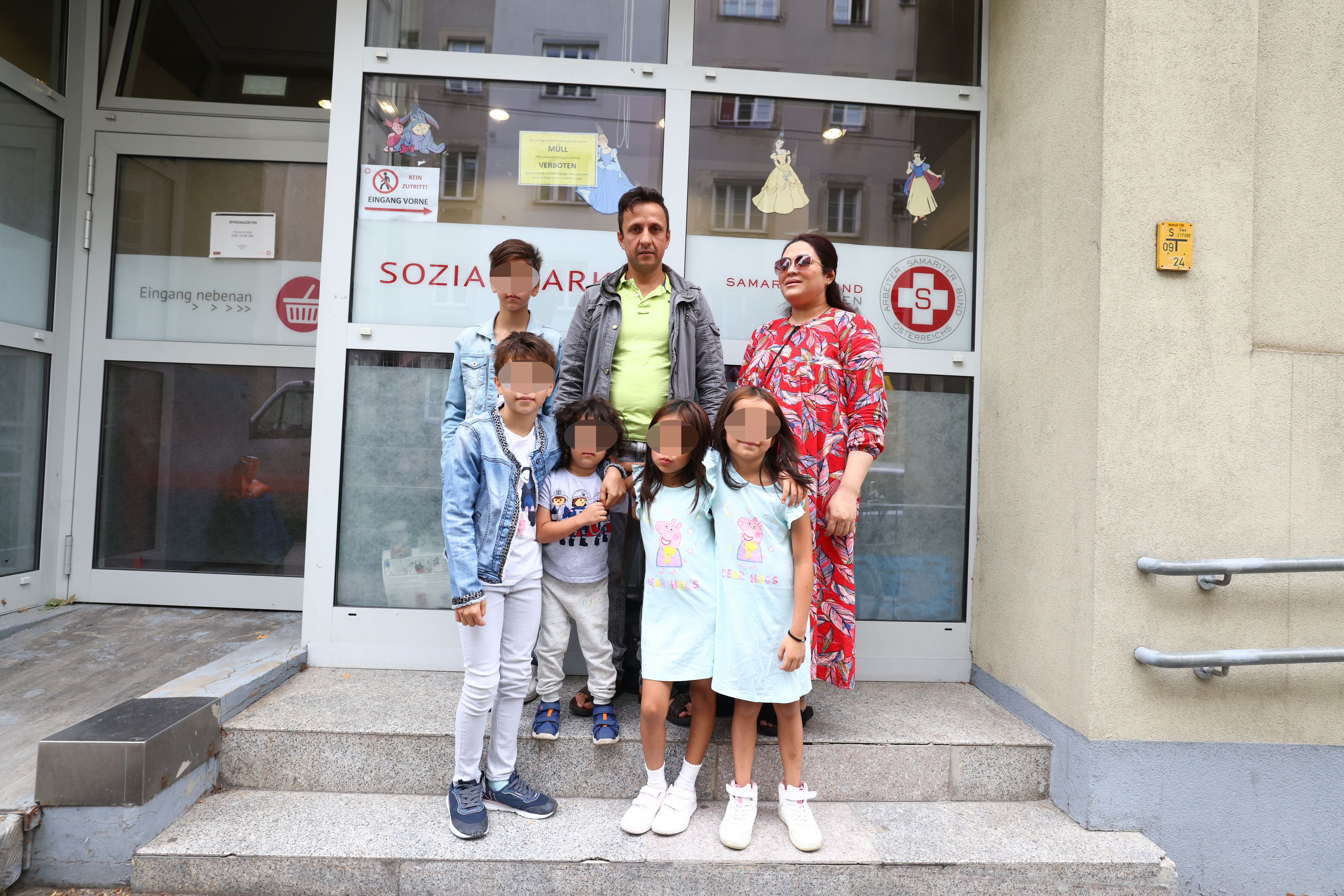 Adam P. (Name geändert) mit seiner hochschwangeren Frau und den fünf gemeinsamen Kindern.