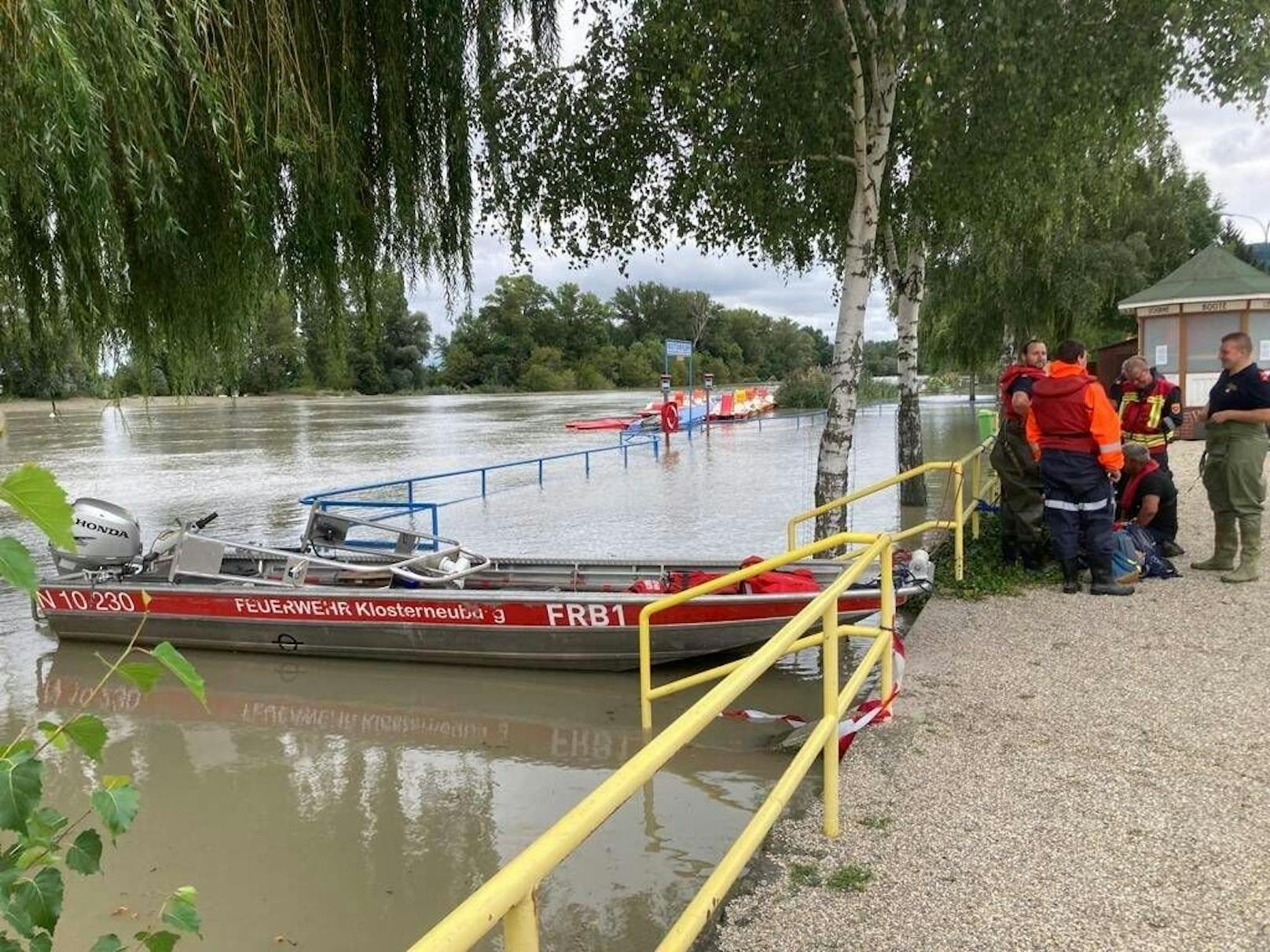 Schlauchboot-Fahrt – Feuerwehr rettete Kinder aus Flut