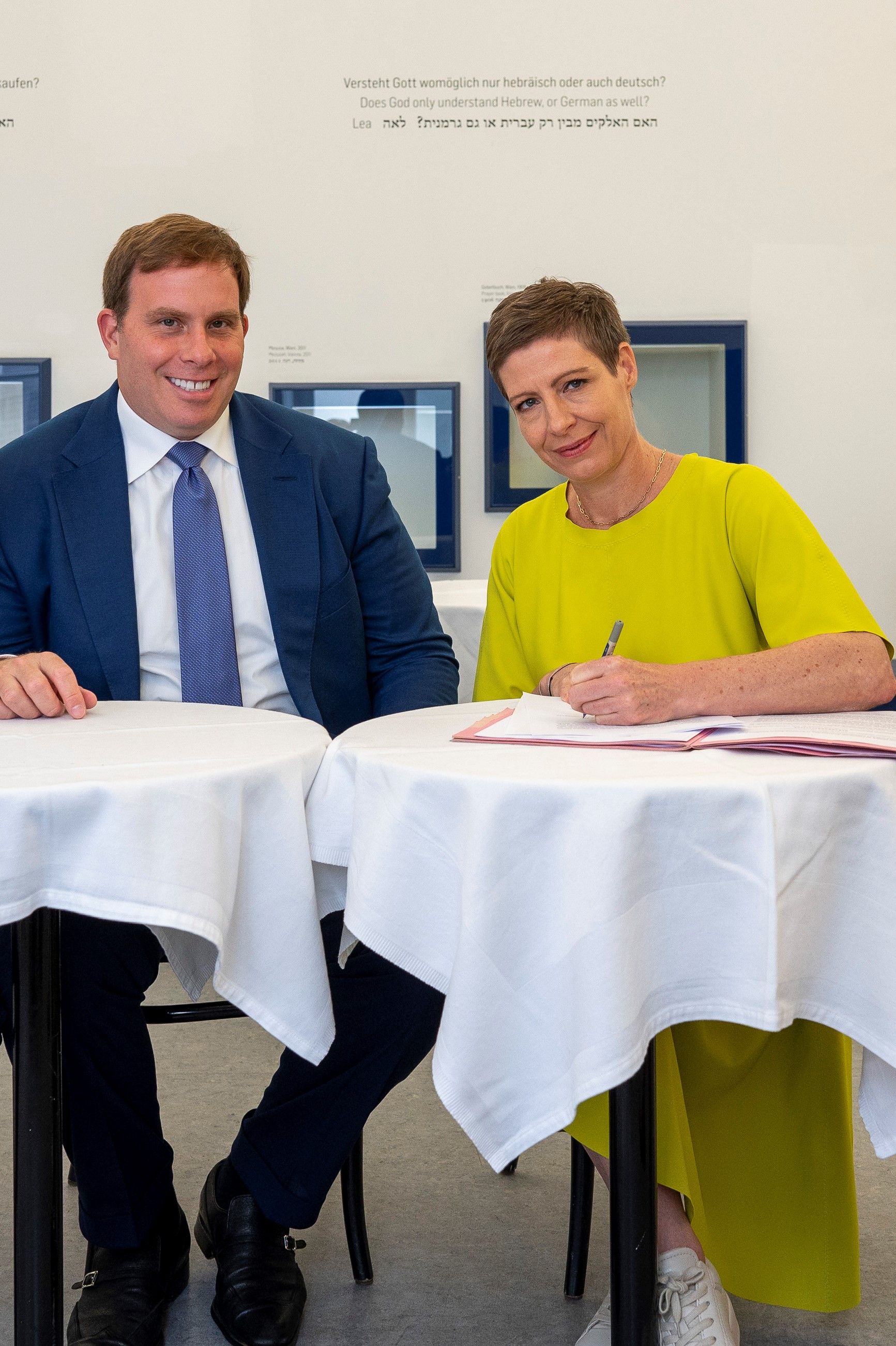 Geschäftsmann Patrick Dumont und die Direktorin des jüdischen Museums, Barbara Straudinger. 