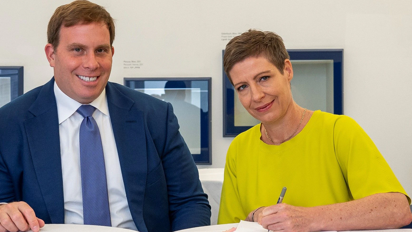Geschäftsmann Patrick Dumont und die Direktorin des jüdischen Museums, Barbara Straudinger. 