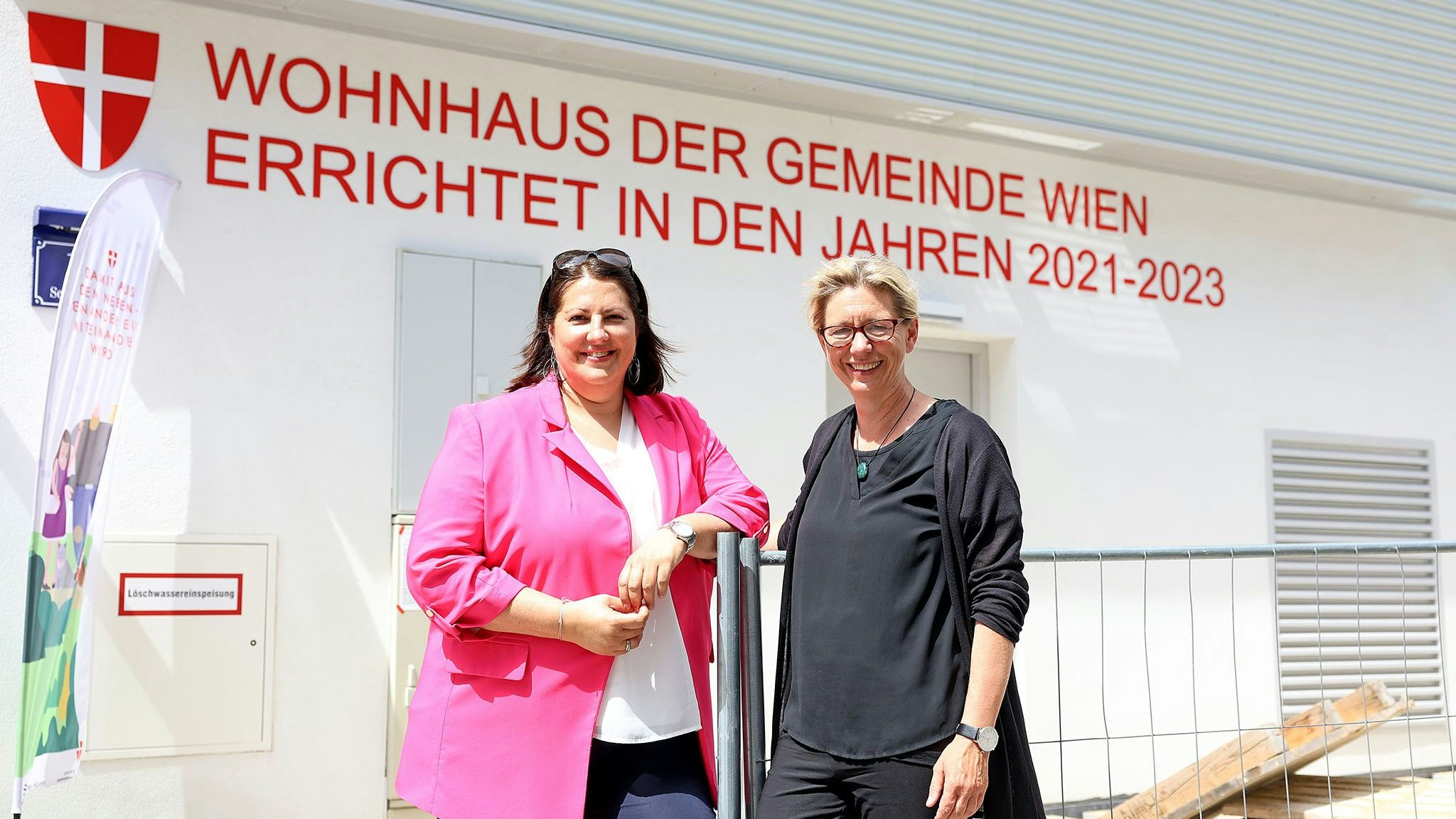 Fototermin "Erste MieterInnen im neu errichteten Gemeindebau Preßgasse/Schäffergasse" mit VBgmIn Kathrin Gaál.