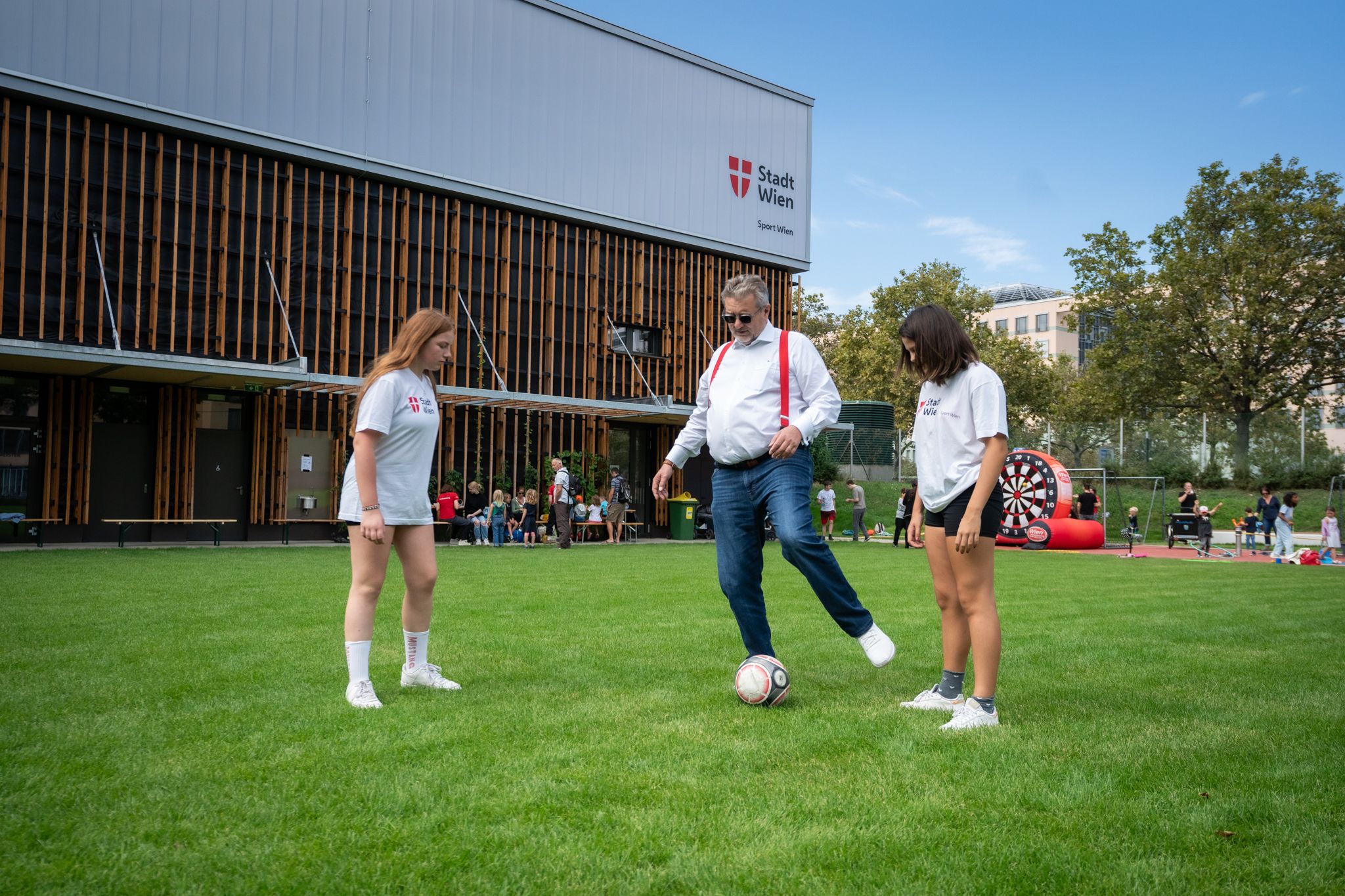 Stadtrat Hacker spielte auf dem Rasen der Sport- und Funhalle gleich mit. 