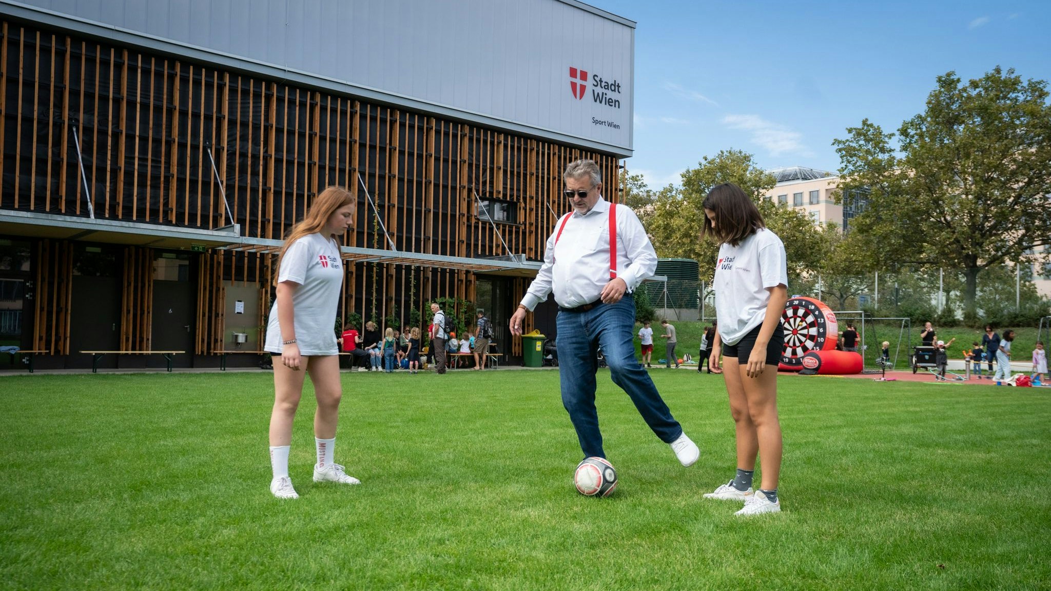 Stadtrat Hacker spielte auf dem Rasen der Sport- und Funhalle gleich mit. 