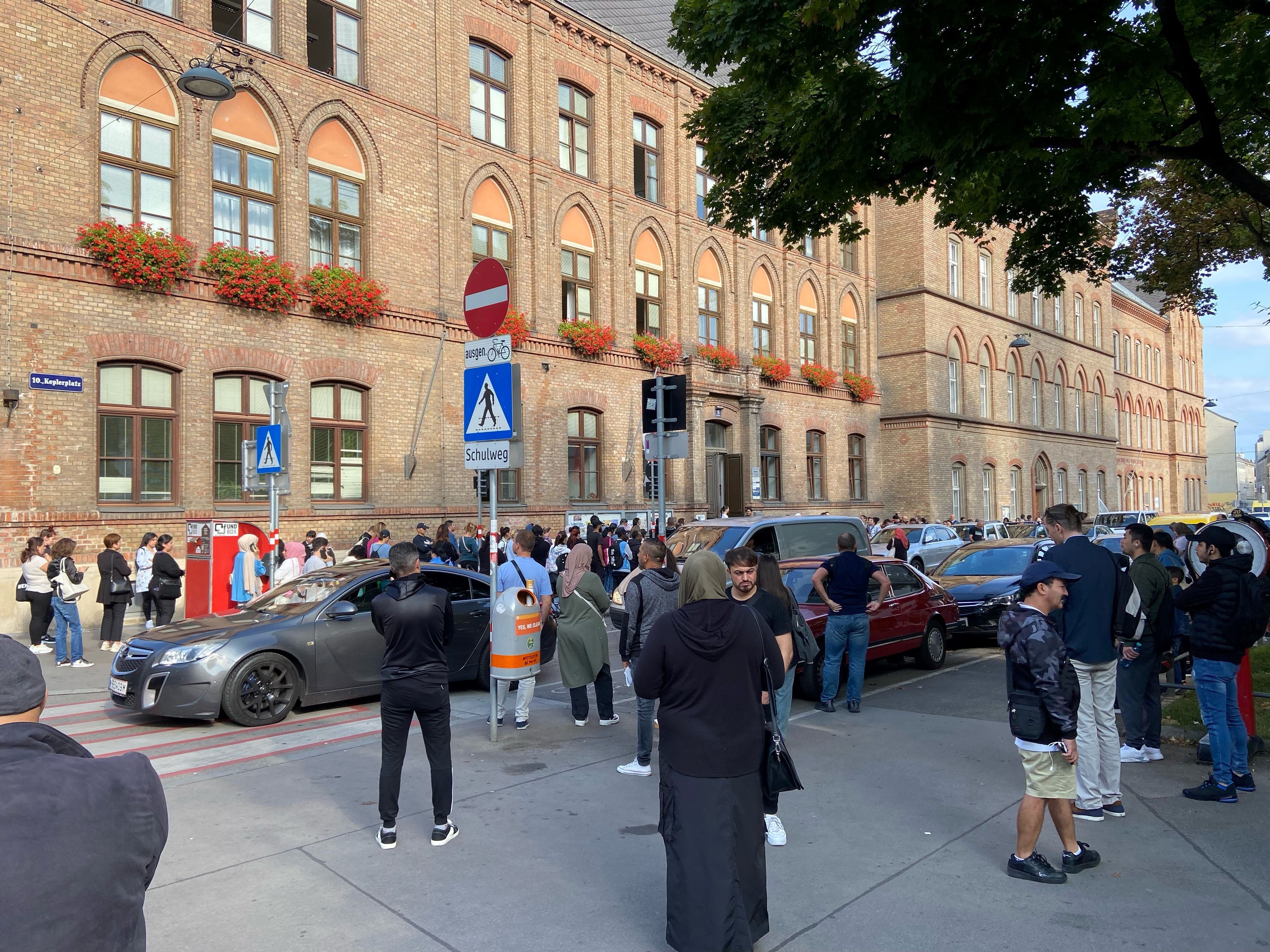 Hunderte Wiener versammelten sich am Keplerplatz.