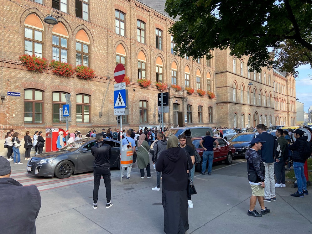 Hunderte Wiener versammelten sich am Keplerplatz.