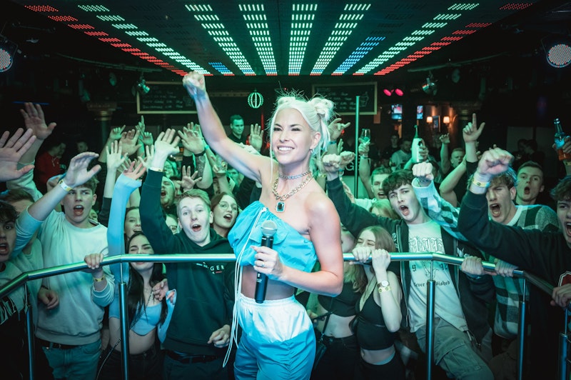 Glück ist mittlerweile nicht nur in Mallorca bekannt, auch in Deutschland, Österreich (Foto: Partyhaus Cabrio in Oberösterreich) oder Kroatien steht die 32-Jährige regelmäßig auf der Bühne.