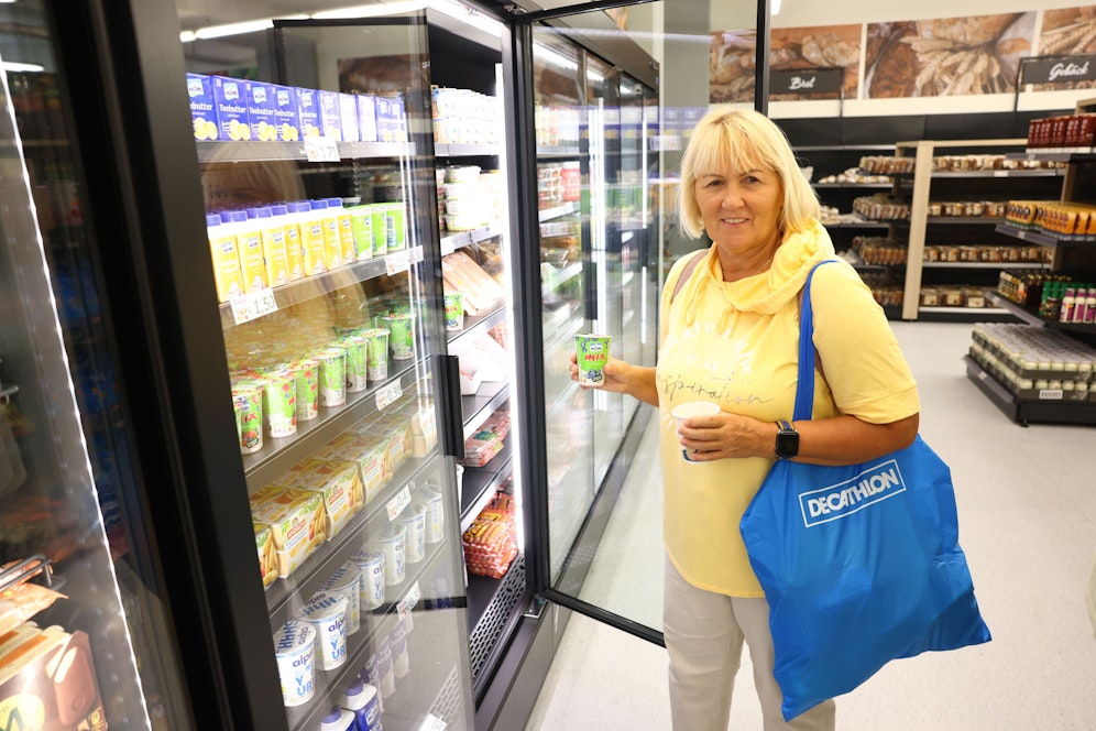 Svetlana kauft gerne im Sozialmarkt ein. Die 66-jährige Pensionistin freut sich über den neuen Look.