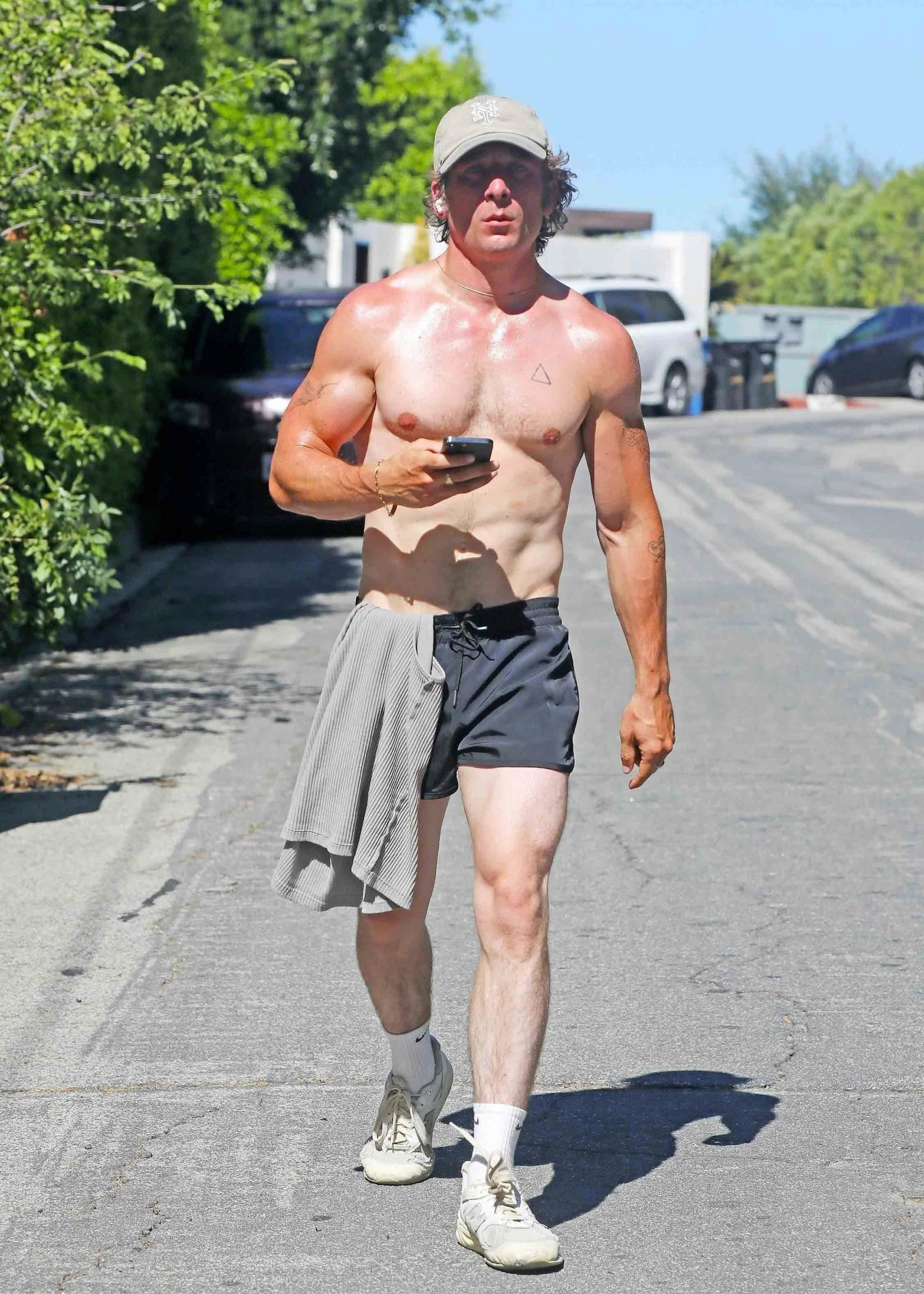 Schauspieler Jeremy Allen White zeigt seine Muskeln in der Öffentlichkeit.