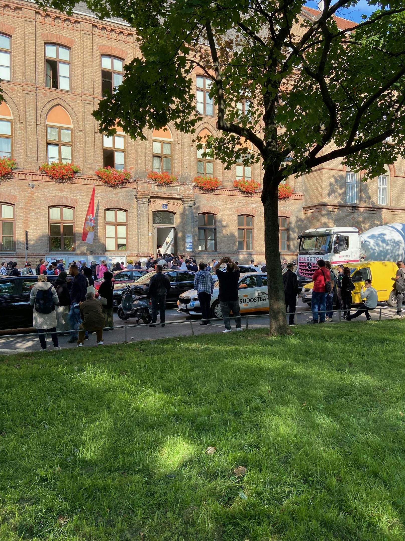 Hunderte Wiener versammelten sich am Keplerplatz.