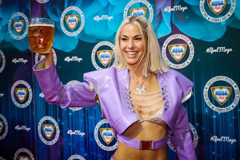 <strong>Isi Glück</strong> ist einer DER Ballermann-Mega-Stars. Die Sommermonate mit täglichen Auftritten sind für sie die wichtigste Saison des Jahres.