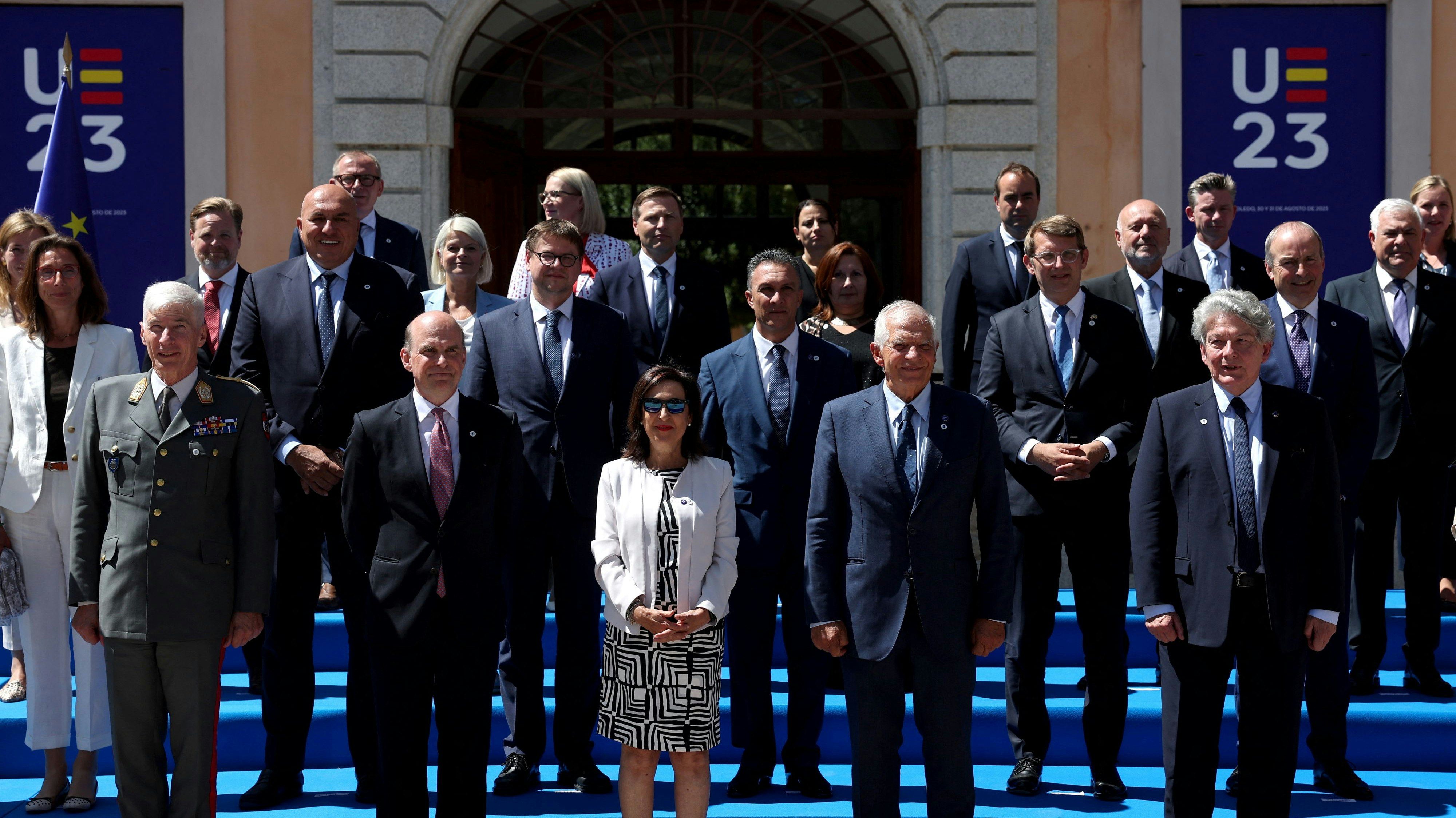 Auch Verteidigungsministerin <strong>Klaudia Tanner</strong> (Reihe Mitte, 5.v.l.) ist beim Treffen im spanischen Toledo mit dabei.