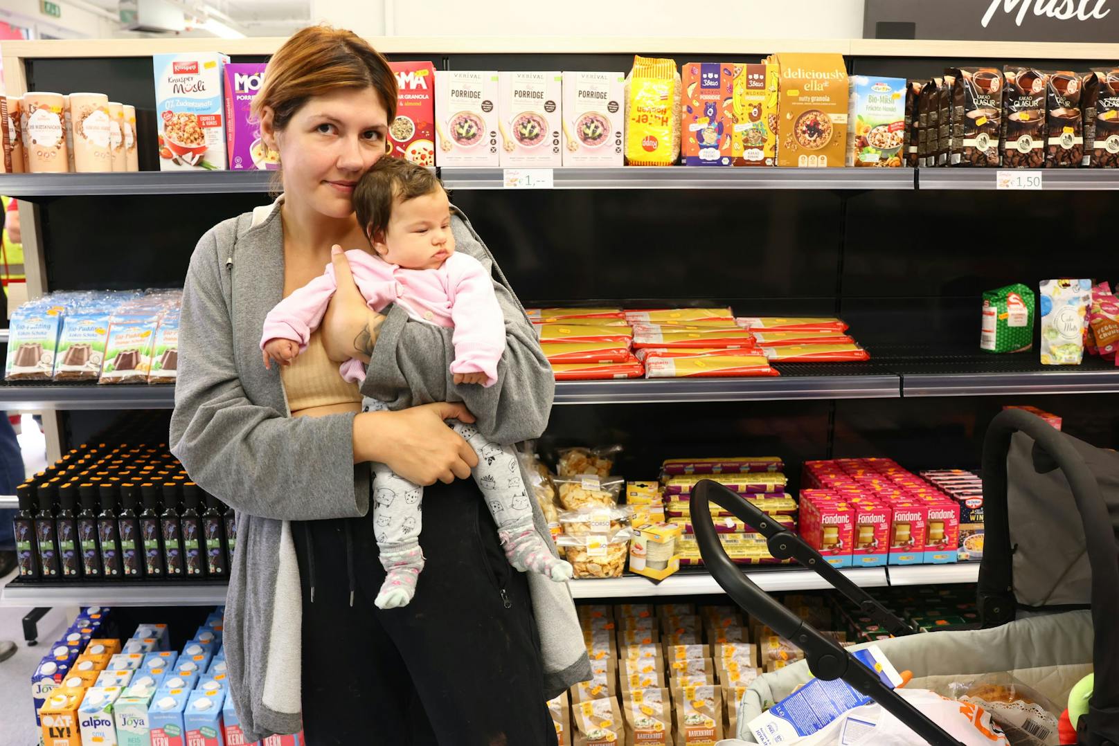 Die 29-jährige Zulma kauft mit ihrem Baby ein, die Preise sind hier gut, sagt sie.