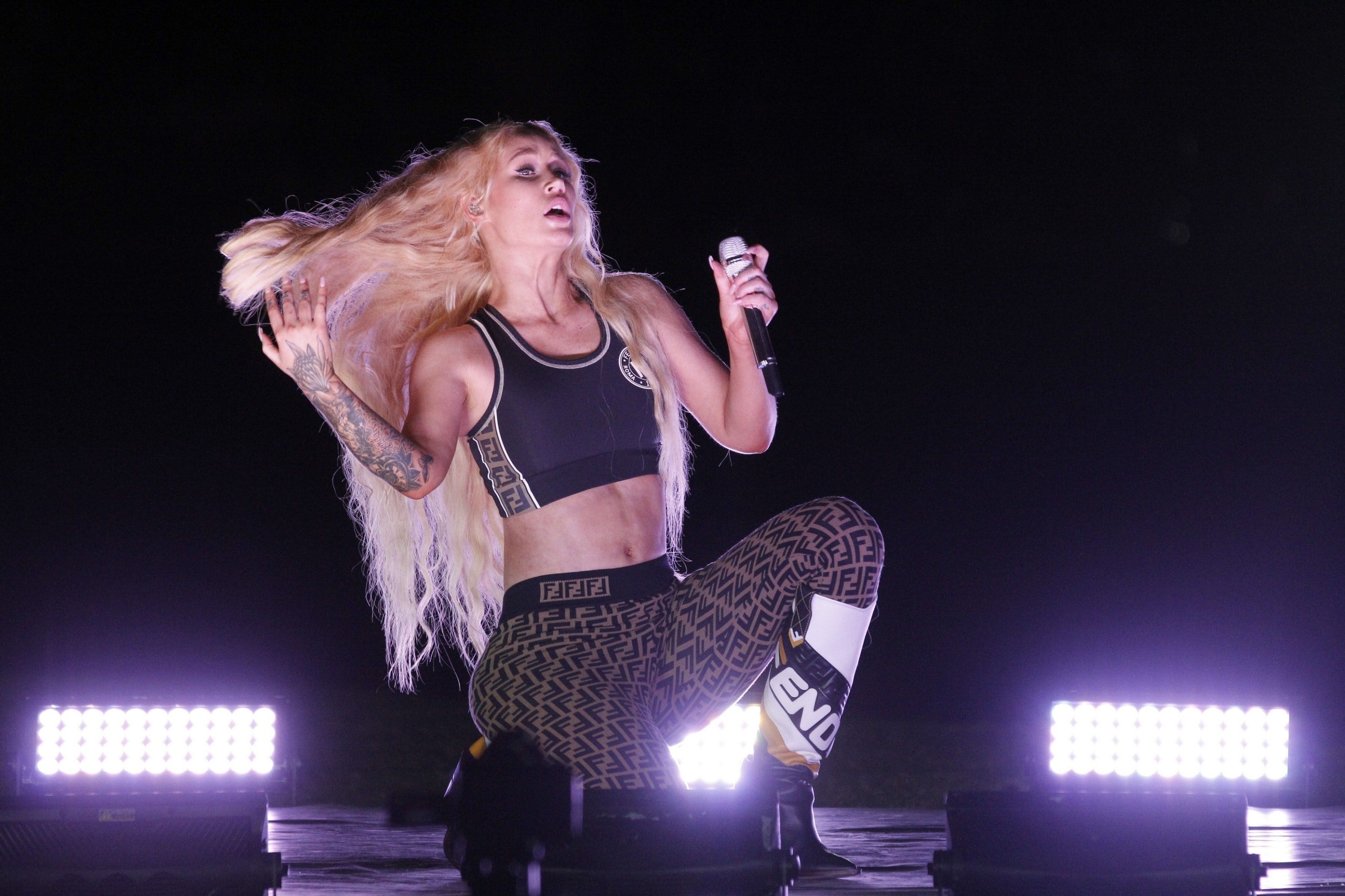 Mit so viel Freizügigkeit hatten die Konzertbesucher bei Iggy Azalea nicht gerechnet.