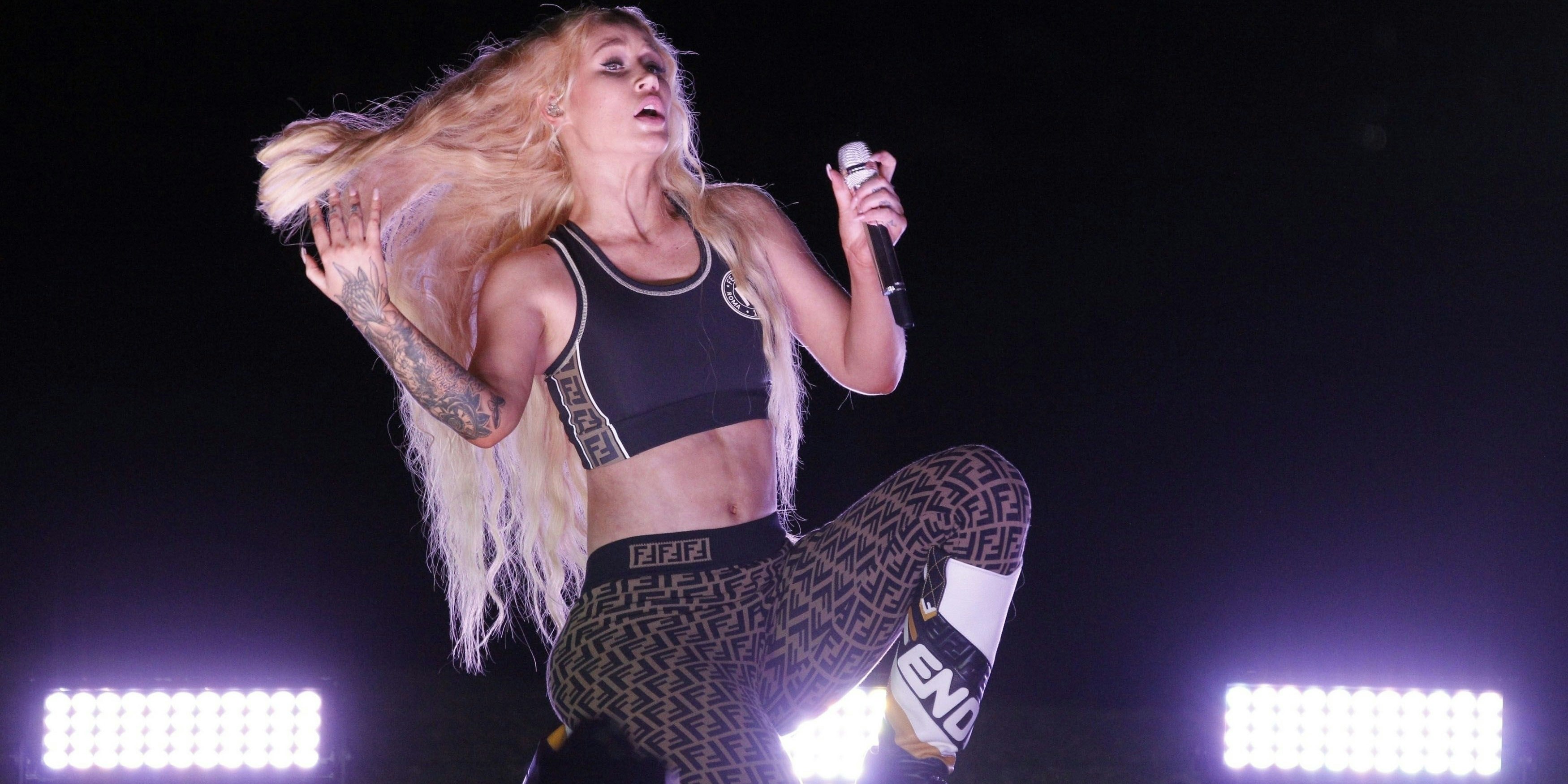 Mit so viel Freizügigkeit hatten die Konzertbesucher bei Iggy Azalea nicht gerechnet.