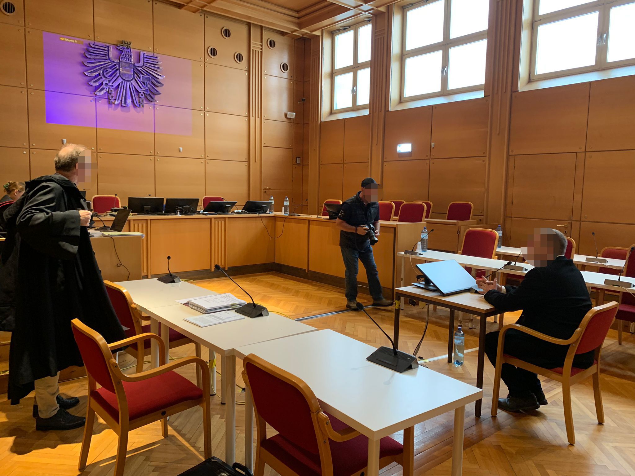 In Linz stand ein 36-Jähriger vor Gericht, weil er einen 50-Jährigen drei Mal hintereinander mit einem SUV überfahren haben soll.