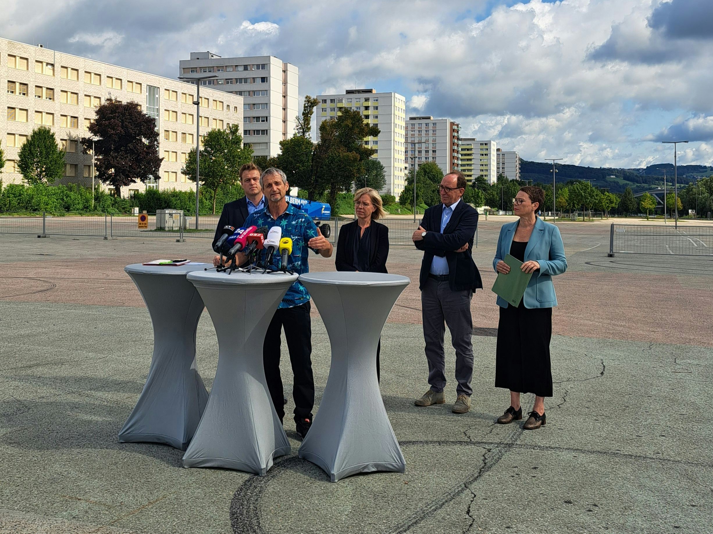 Download von www.picturedesk.com am 31.08.2023 (15:11).  ABD0045_20230831 - LINZ - ÖSTERREICH: ZU APA0248 VOM 31.8.2023 - (v.l.n.r.) oö. Umweltlandesrat Stefan Kaineder (Grüne), Hans-Peter Hutter (Umweltmediziner), Klimaschutzministerin Leonore Gewessler (Grüne), Gesundheits- und Sozialminister Johannes Rauch (Grüne) und die Linzer Umweltstadträtin Eva Schobesberger (Grüne) am Donnerstag, 31. August 2023, im Rahmen einer Pressekonferenz zum Thema "Extremwetter - Auswirkungen auf Lebensraum und Gesundheit" am Urfahraner Jahrmarktgelände in Linz. - FOTO: APA/VERENA LEISS - 20230831_PD3811 - Rechteinfo: Rights Managed (RM)