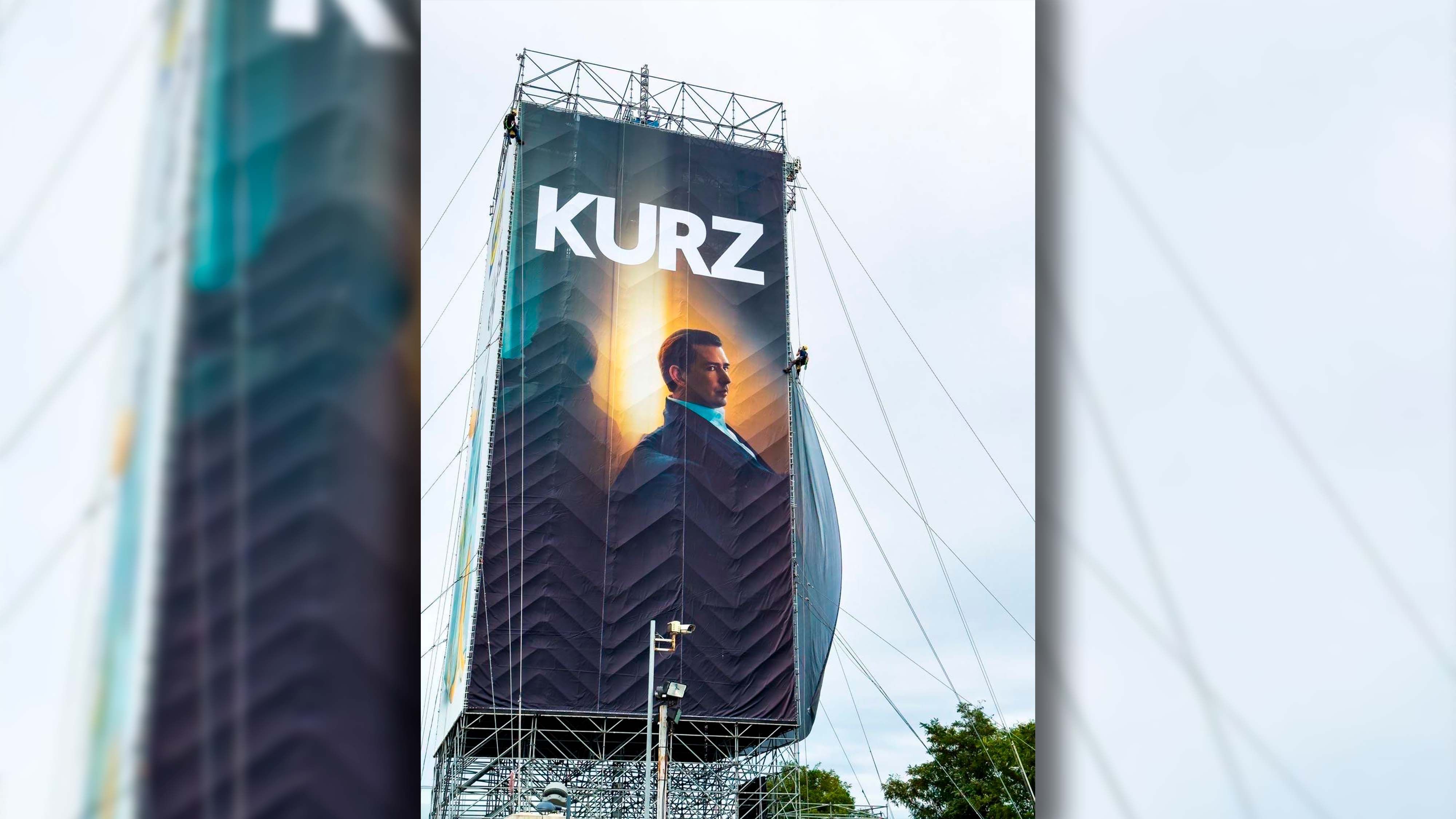 Da, wo normalerweise Superstars wie RAF Camora hängen, ist nun Ex-Kanzler Kurz zu sehen.