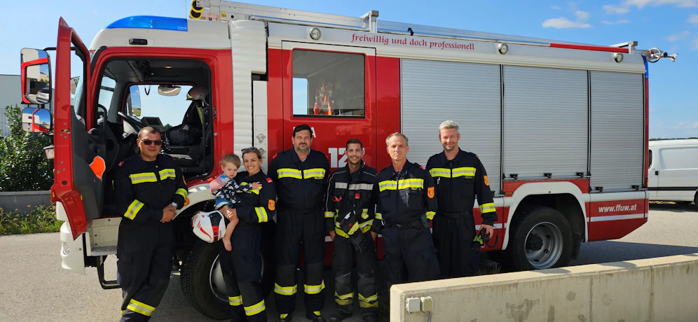 Die Feuerwehr kam der Mama zu Hilfe, Sohn Constantin freute sich über den heldenhaften Besuch.