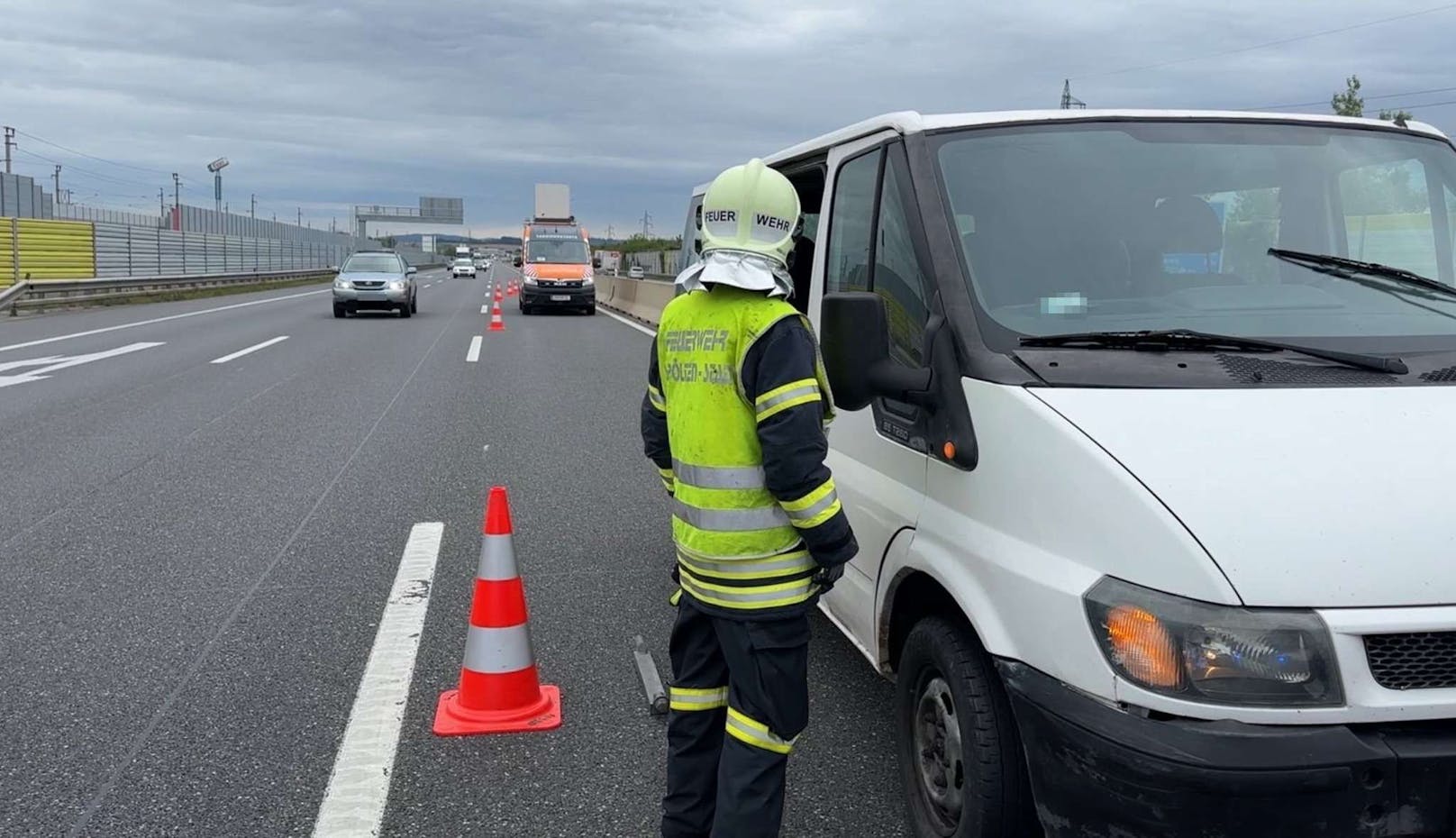 Die transportierten Personen verließen daraufhin fluchtartig den Wagen, irrten quer über die Autobahn.