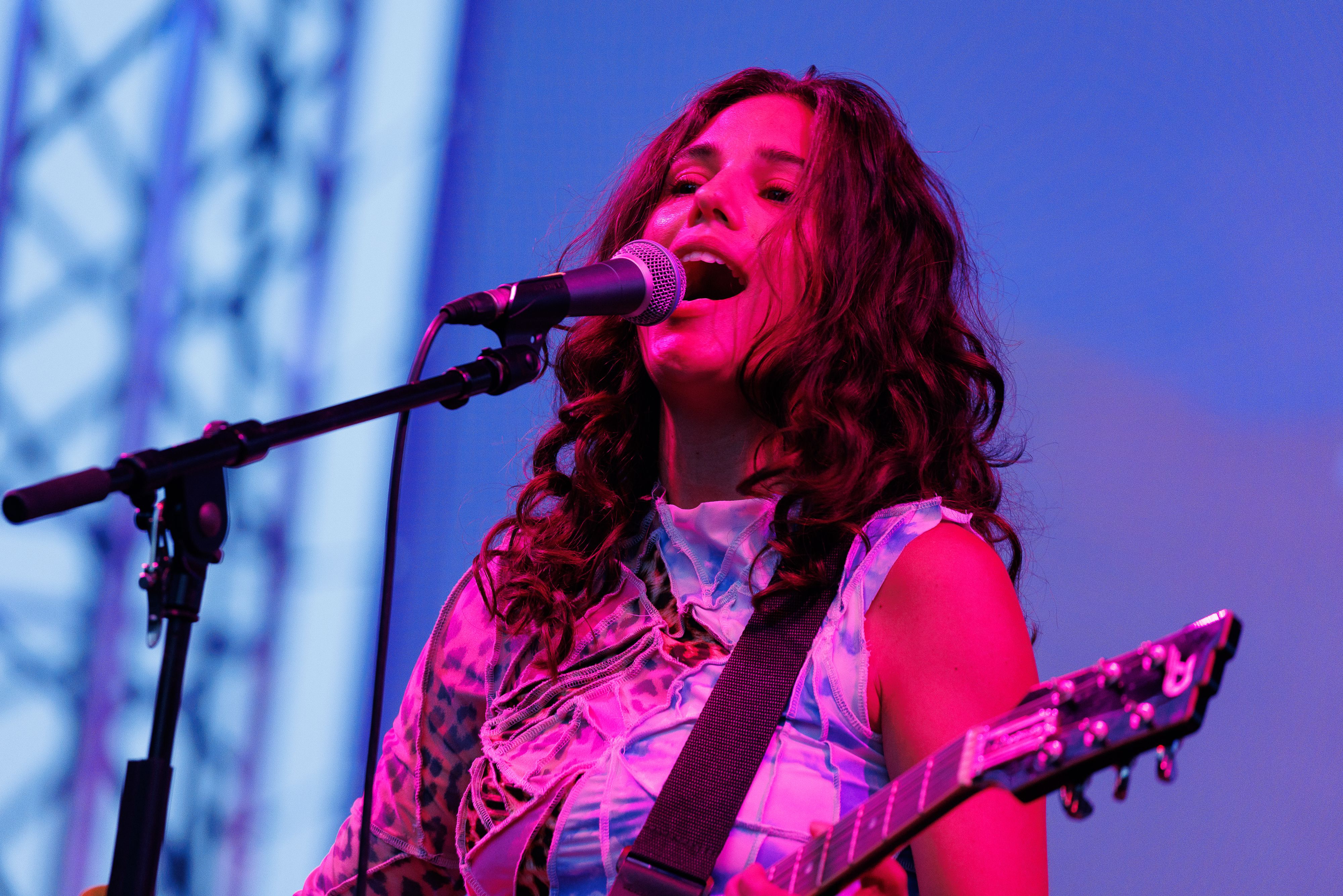 Anna F. hat sich als Sängerin einen Namen gemacht.