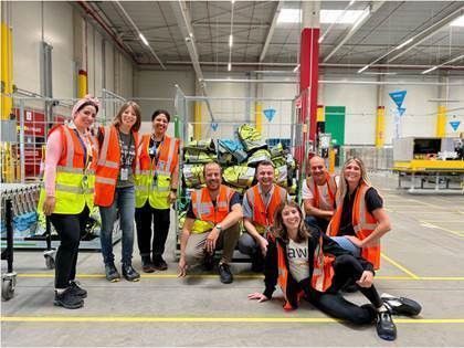 Gemeinsam (an)packen: Amazon Österreich unterstützt Kinder beim Schulstart.