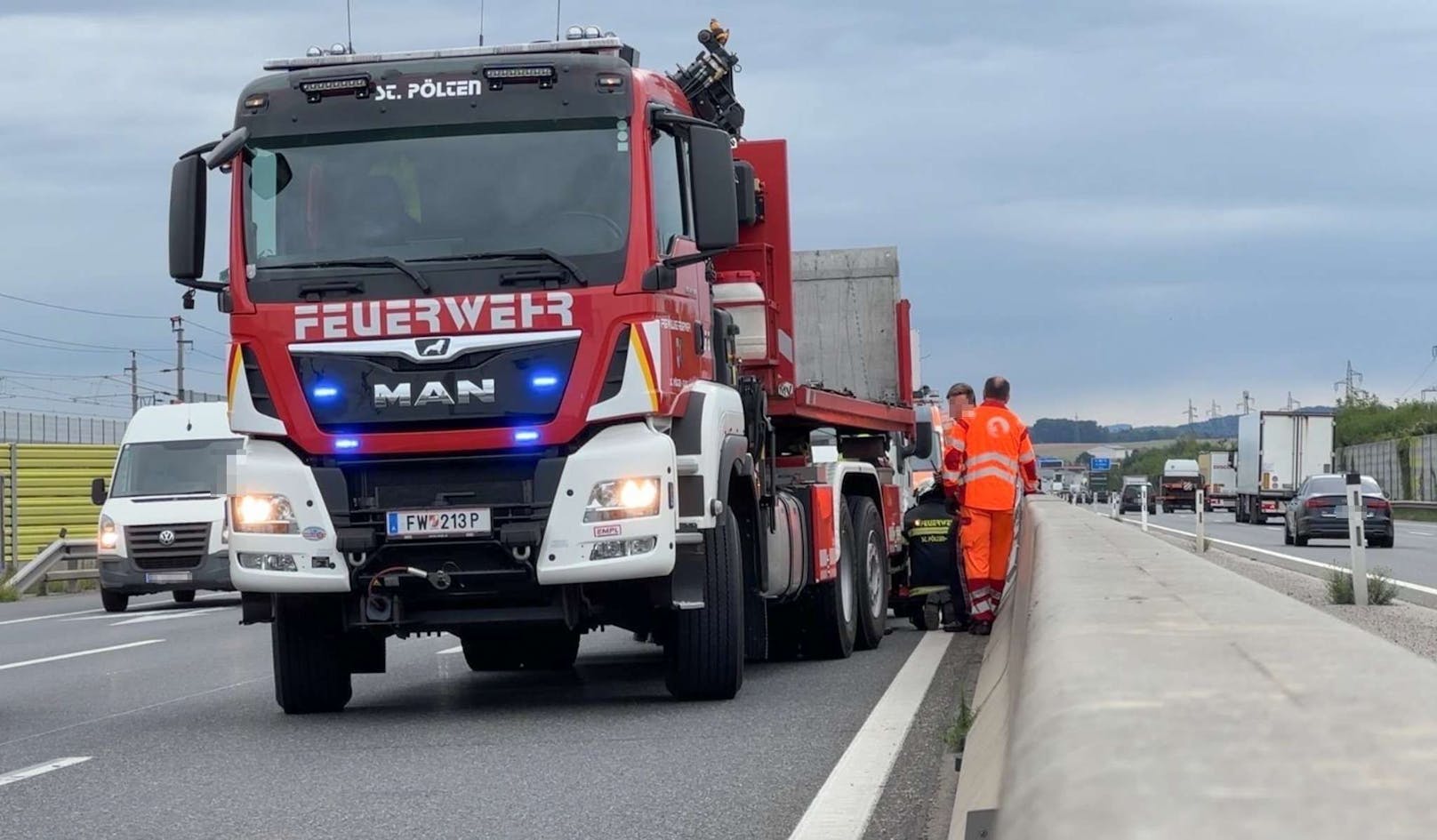 Die Feuerwehr musste den defekten Wagen bergen.