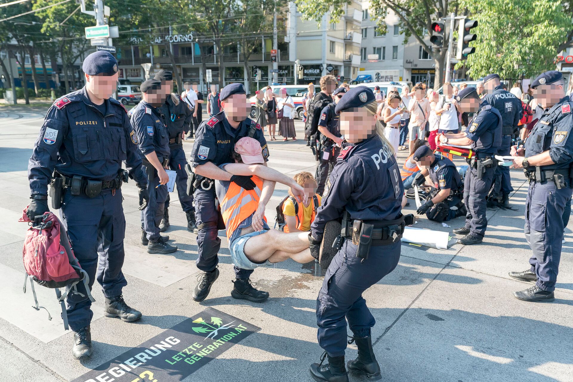 Nach der Festnahme eines Klima-Kleber soll es zu einer "Nacktuntersuchung" bei der Polizei gekommen sein.
