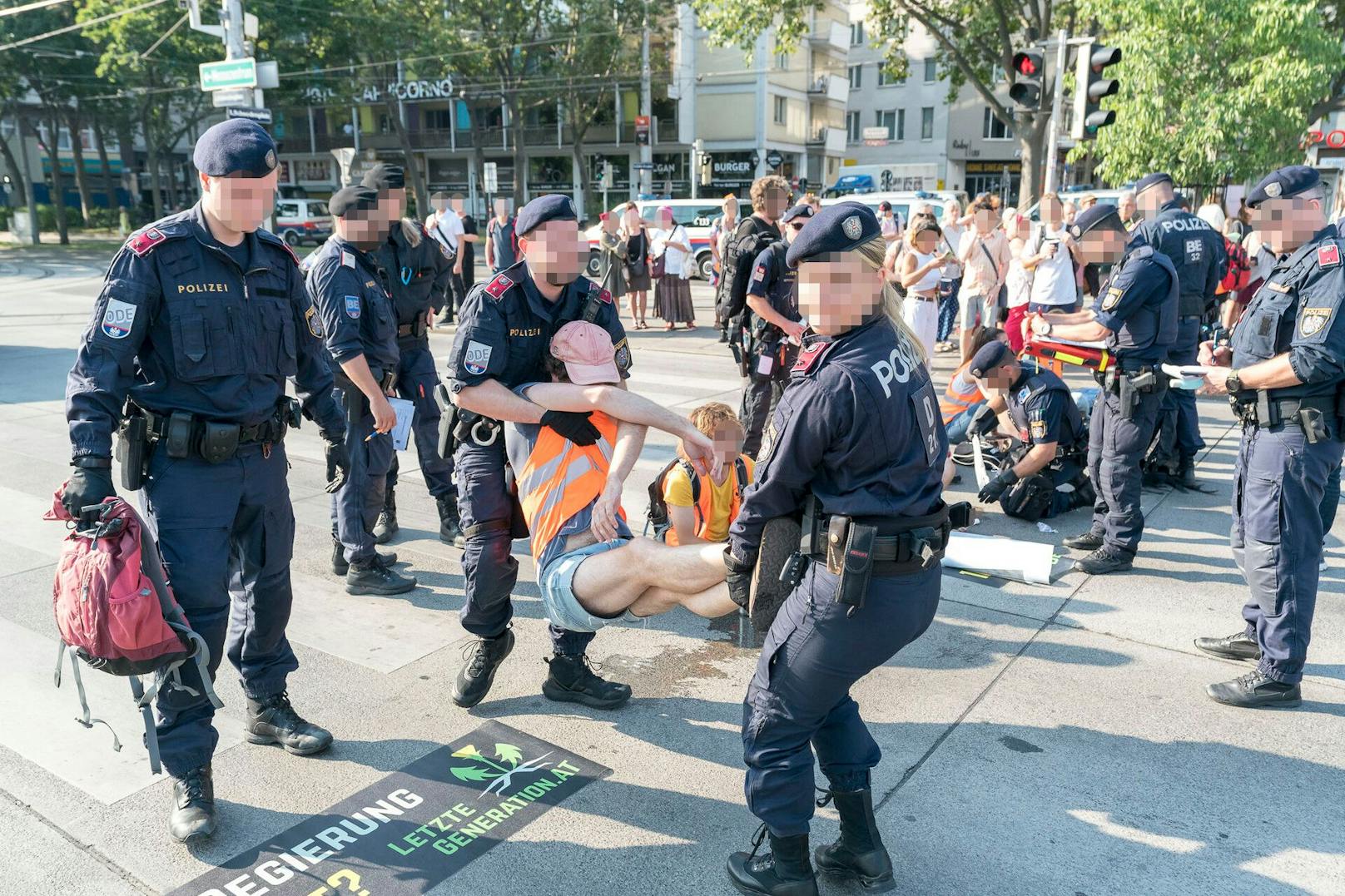 Nach der Festnahme eines Klima-Kleber soll es zu einer "Nacktuntersuchung" bei der Polizei gekommen sein.