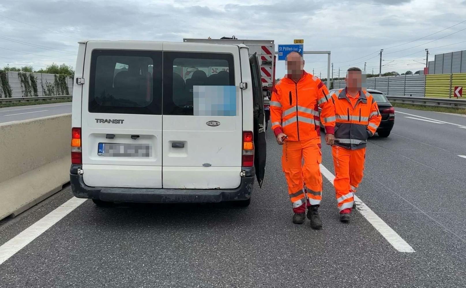 Der Ford Transit. Er blieb auf der A1 liegen, zwölf Personen wurden damit transportiert, sie stellten einen Asylantrag.