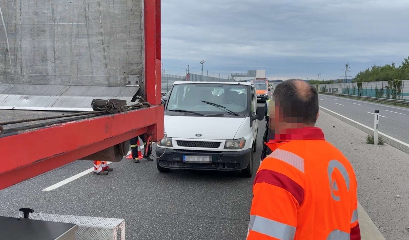 Der Ford Transit war auf der A1 Richtung Salzburg unterwegs ...&nbsp;