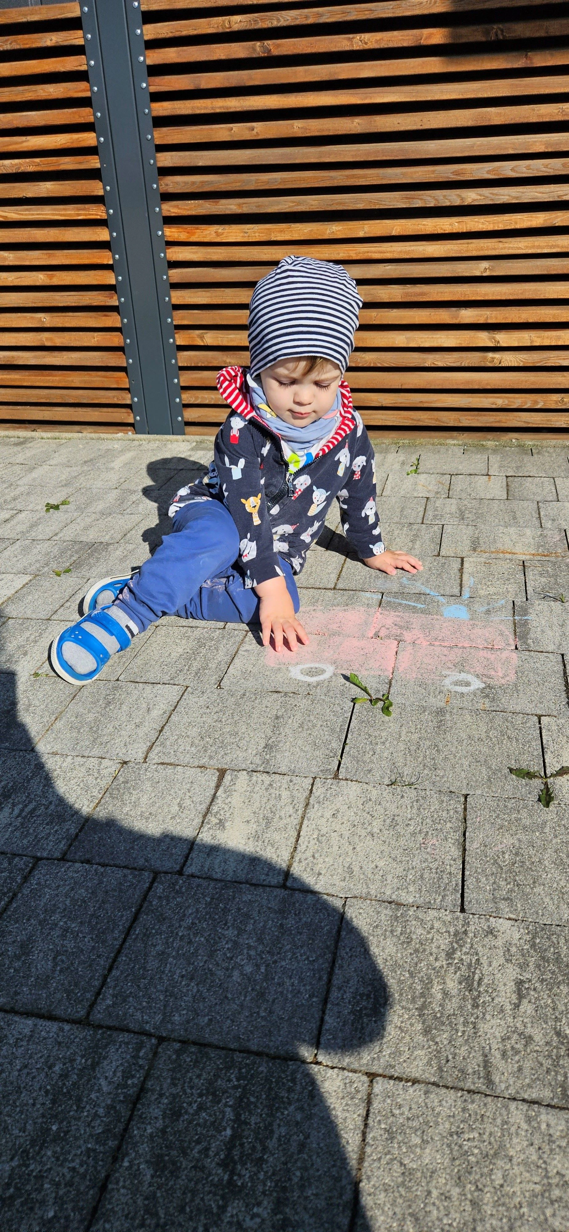 Gemeinsam mit seiner Mama malte Constantin der Feuerwehr als Dankeschön ein Straßenbild.