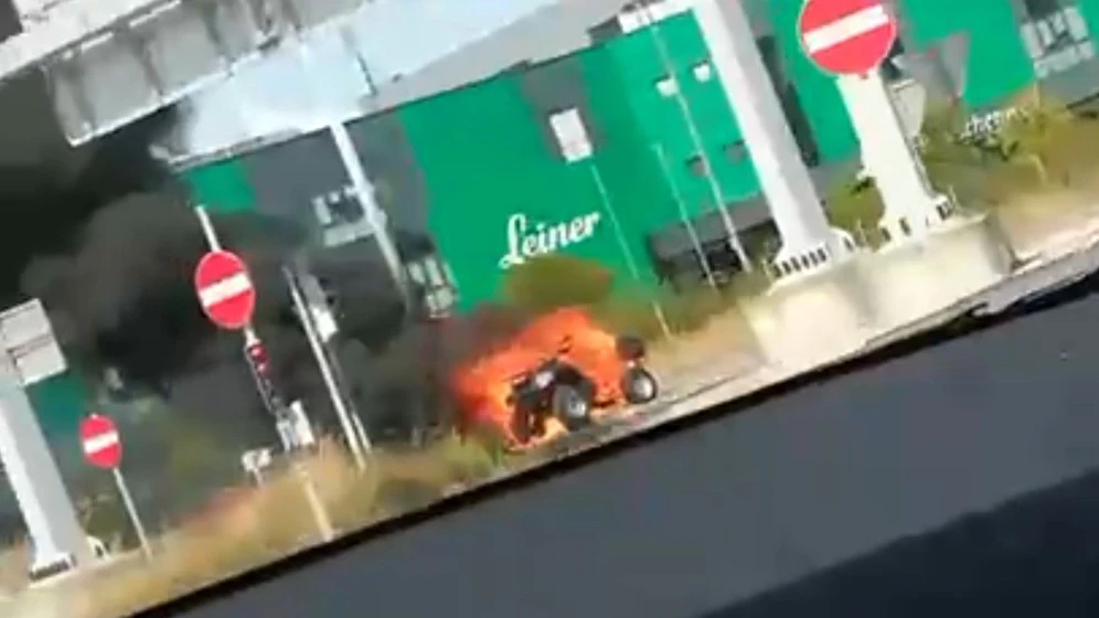 In der Wiener Donaustadt brannte es am Samstag auf offener Straße lichterloh.