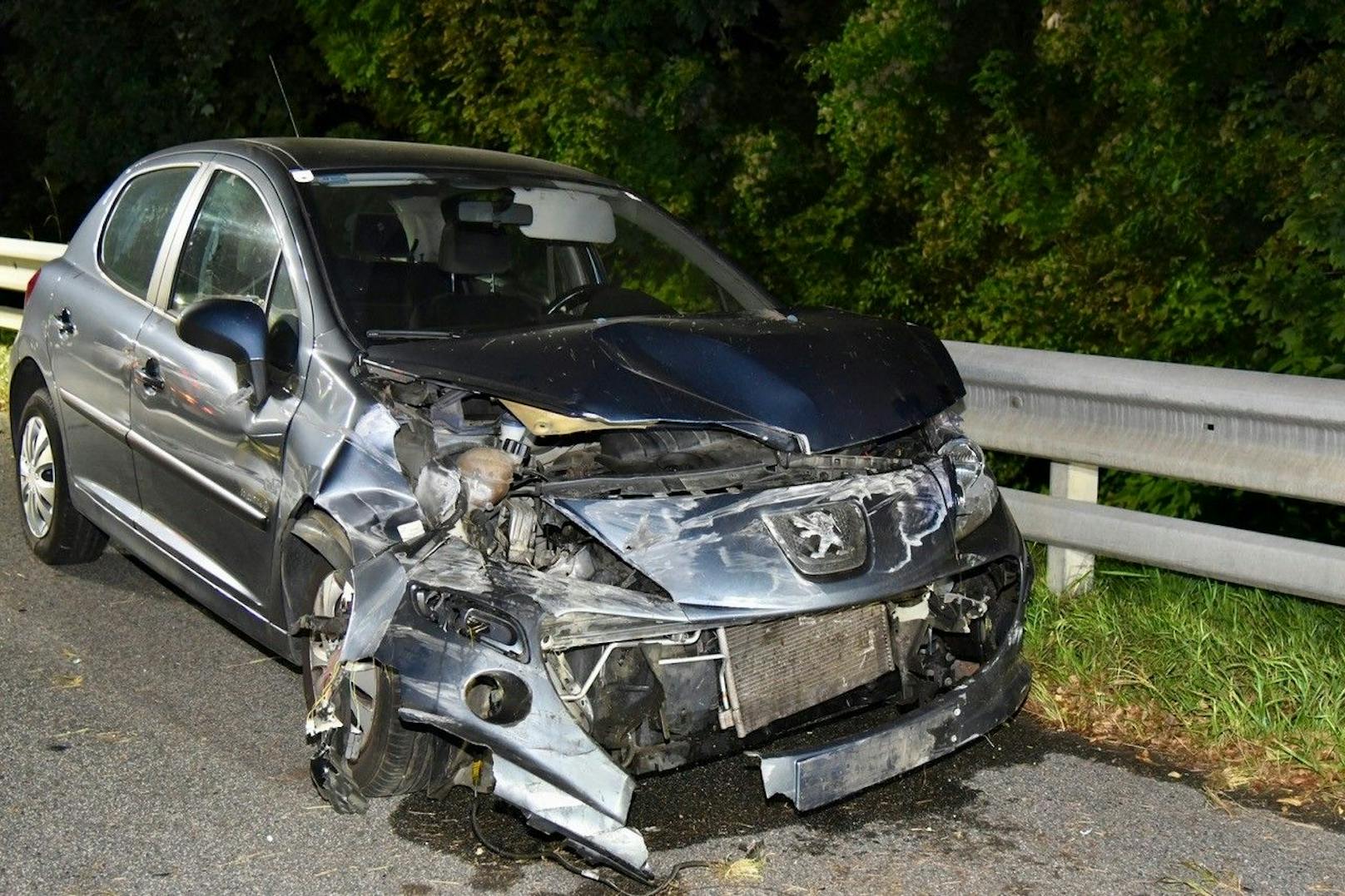 Kurz nach 3 Uhr morgens wurde am Samstag die Feuerwehr Ebreichsdorf zu einem "Verkehrsunfall mit Menschenrettung" auf der A3 zwischen Ebreichsdorf und Pottendorf in Fahrtrichtung Eisenstadt alarmiert.