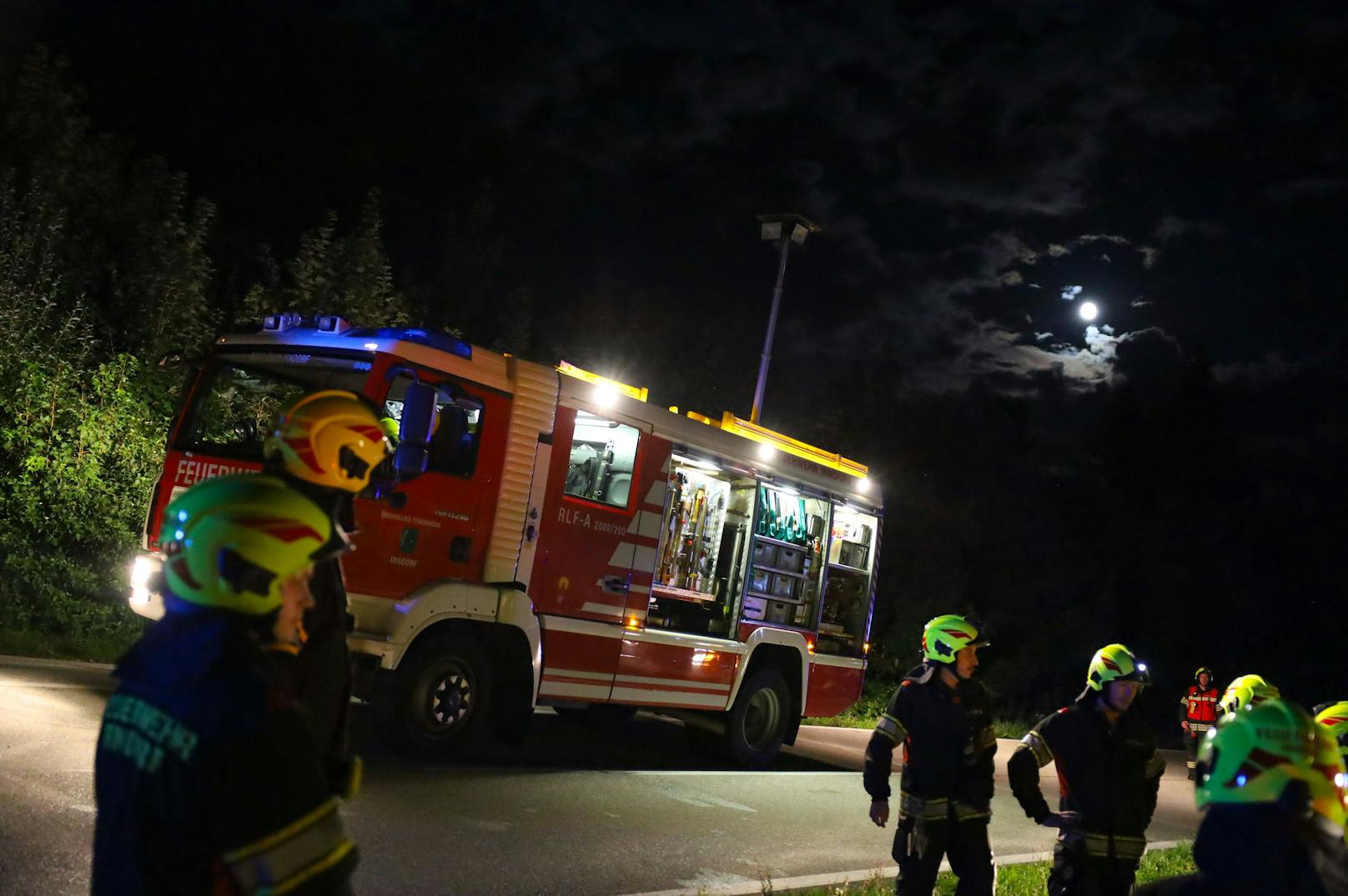 In Kremsmünster (Bezirk Kirchdorf an der Krems) ist am späten Freitagabend ein Autolenker mit seinem Fahrzeug im Schacherteich gelandet. Die Feuerwehr stand samt Tauchern und Kran im Einsatz.