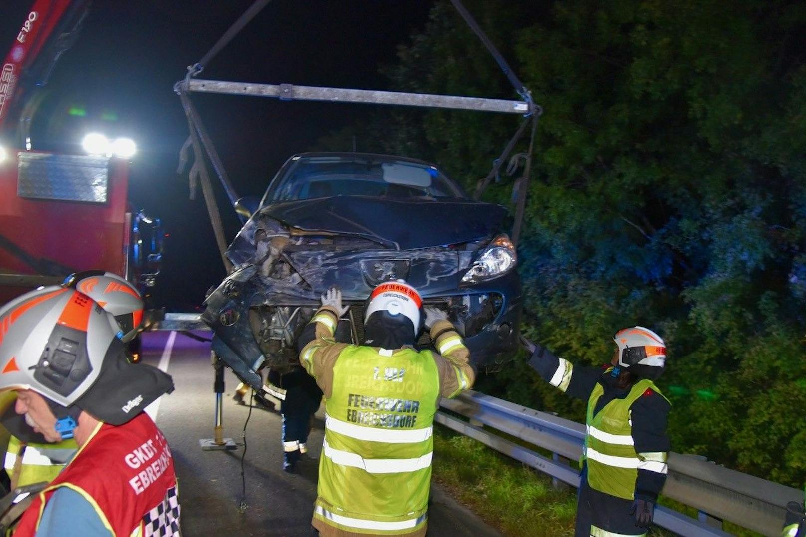 Kurz nach 3 Uhr morgens wurde am Samstag die Feuerwehr Ebreichsdorf zu einem "Verkehrsunfall mit Menschenrettung" auf der A3 zwischen Ebreichsdorf und Pottendorf in Fahrtrichtung Eisenstadt alarmiert.