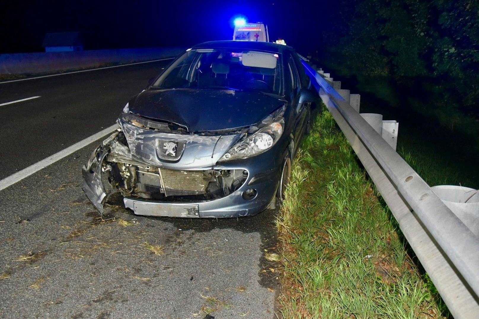 Autofahrerin schläft hinter Steuer ein und baut Crash