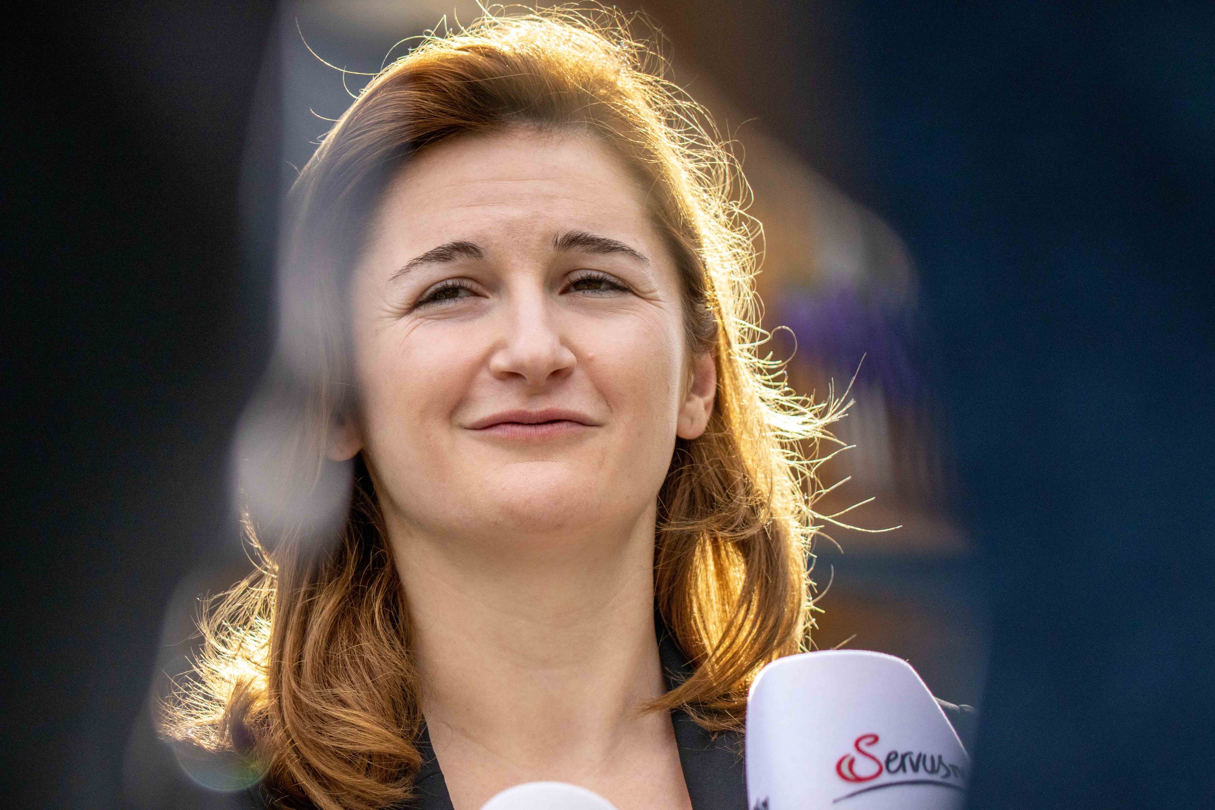 Landeshauptmannstellvertreterin Marlene Svazek hebt den "Luft-Hunderter" auf der Tauernautobahn auf. 