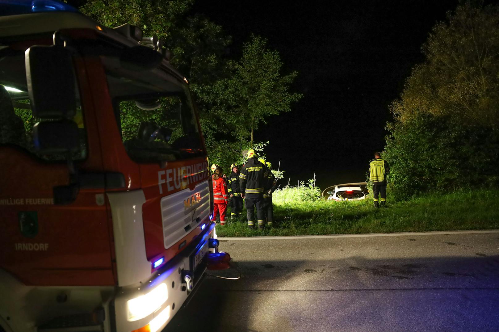 In Kremsmünster (Bezirk Kirchdorf an der Krems) ist am späten Freitagabend ein Autolenker mit seinem Fahrzeug im Schacherteich gelandet. Die Feuerwehr stand samt Tauchern und Kran im Einsatz.