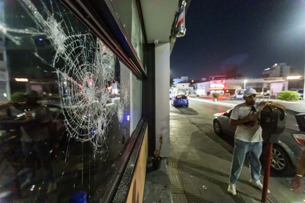 In der zypriotischen Stadt Limassol ist es zu gewaltsamen Ausschreitungen gegen Migrantinnen und Migranten gekommen.